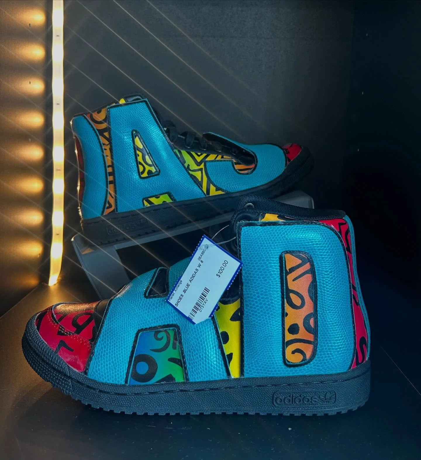 who doesn&rsquo;t love a good sneaker?! All available at alcoa!✨👟