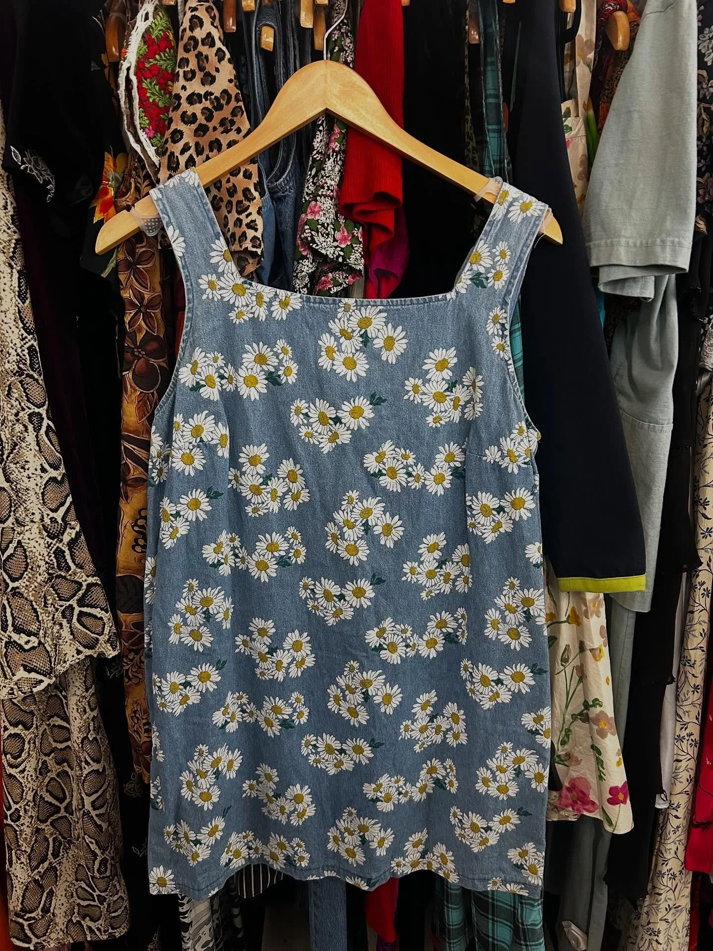 the CUTEST little vintage dresses at alcoa! perfect for this warm weather!✨☀️🌸