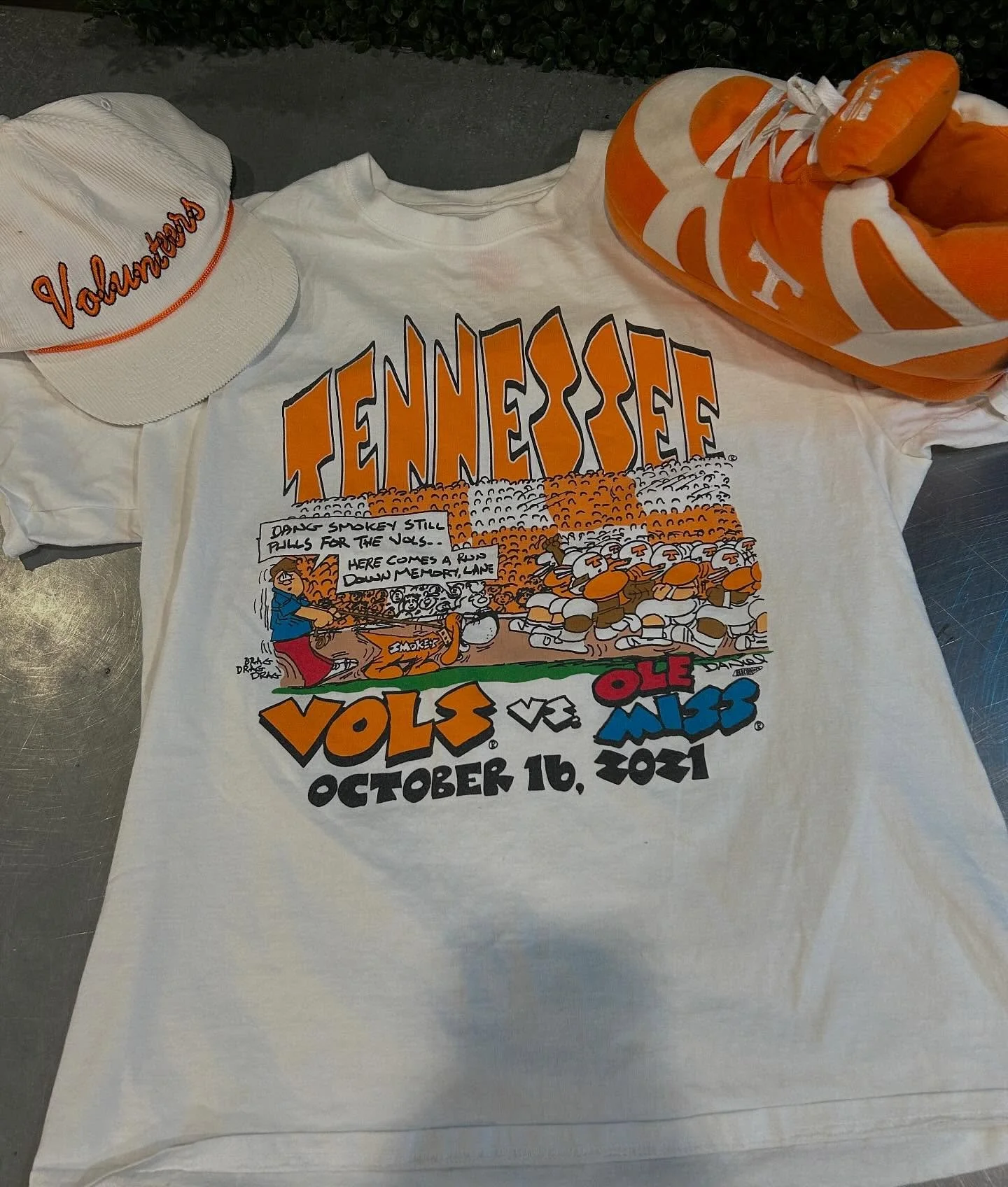 an iconic shirt for an iconic game 😮&zwj;💨

mustard bottles still haunt me to this day 🌭

#utk #govols #mustard #utvintage