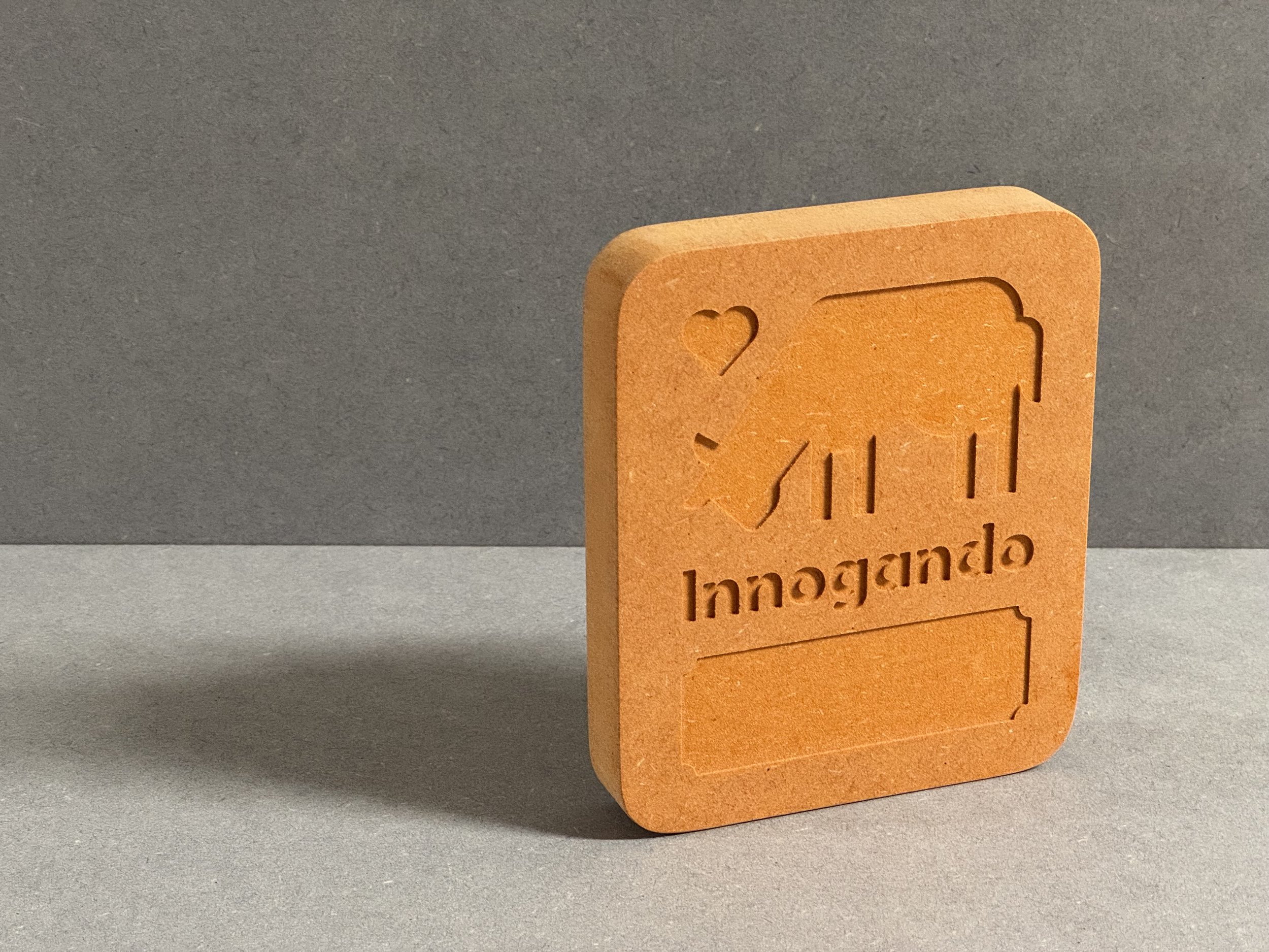 Una caja de color naranja con recortes en forma de corazón y letras que dicen 'inogargo'.
