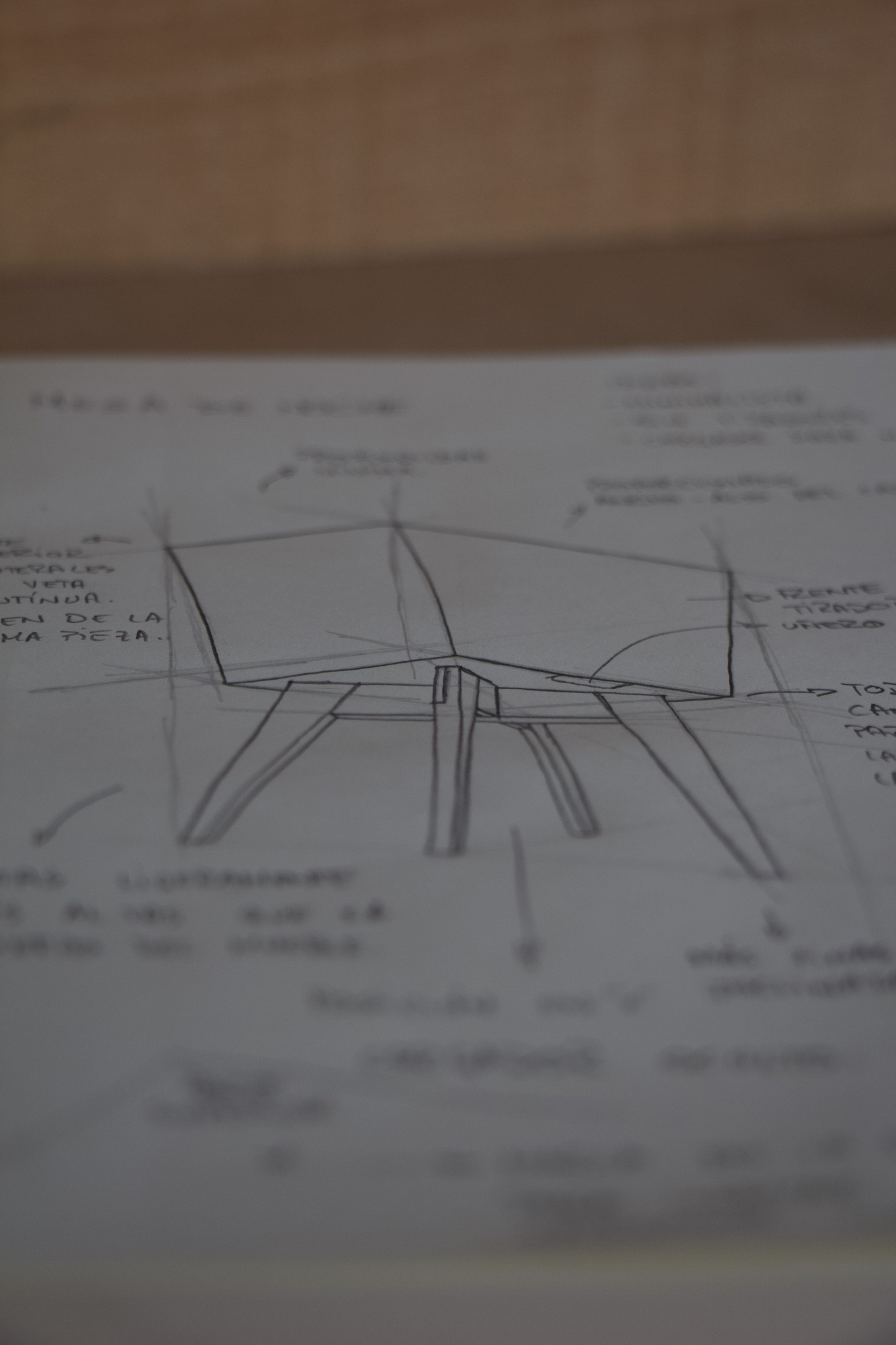 Boceto o plano de una silla de madera con texto anotado a mano.