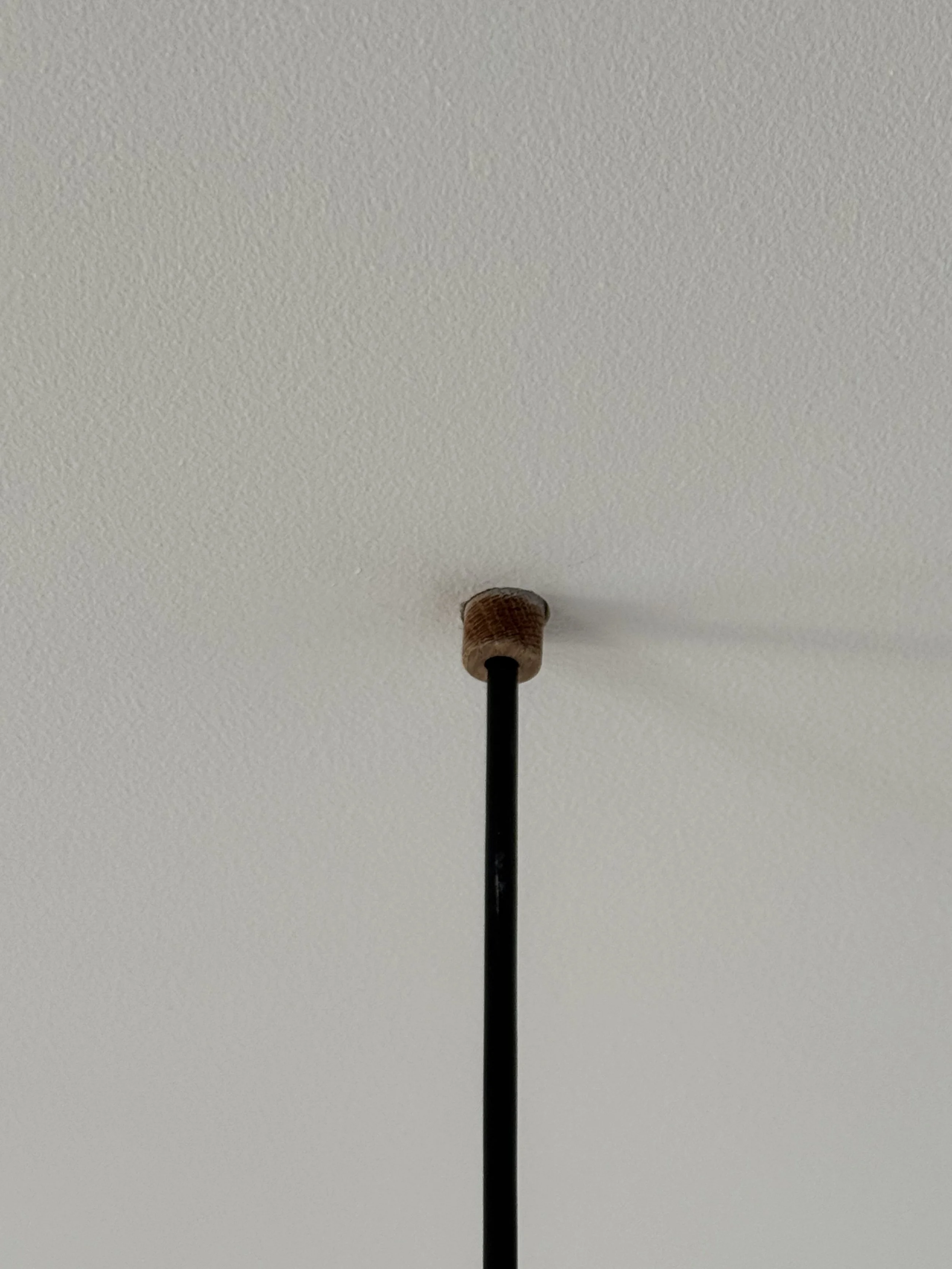 Remate superior del cable de una lámpara de techo.