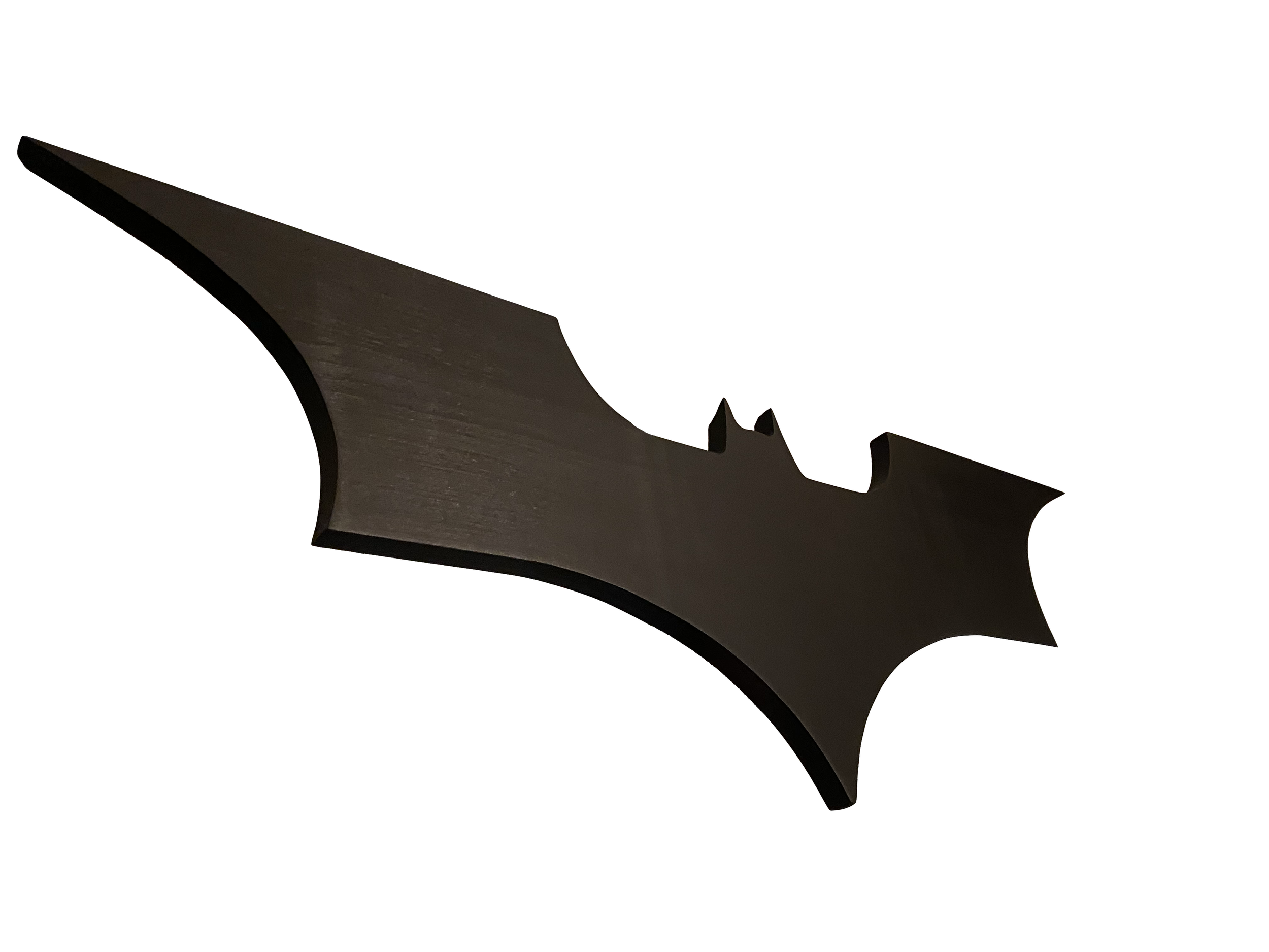 Forma de murciélago negra, emblemática de Batman, con textura de madera, vista en perspectiva.
