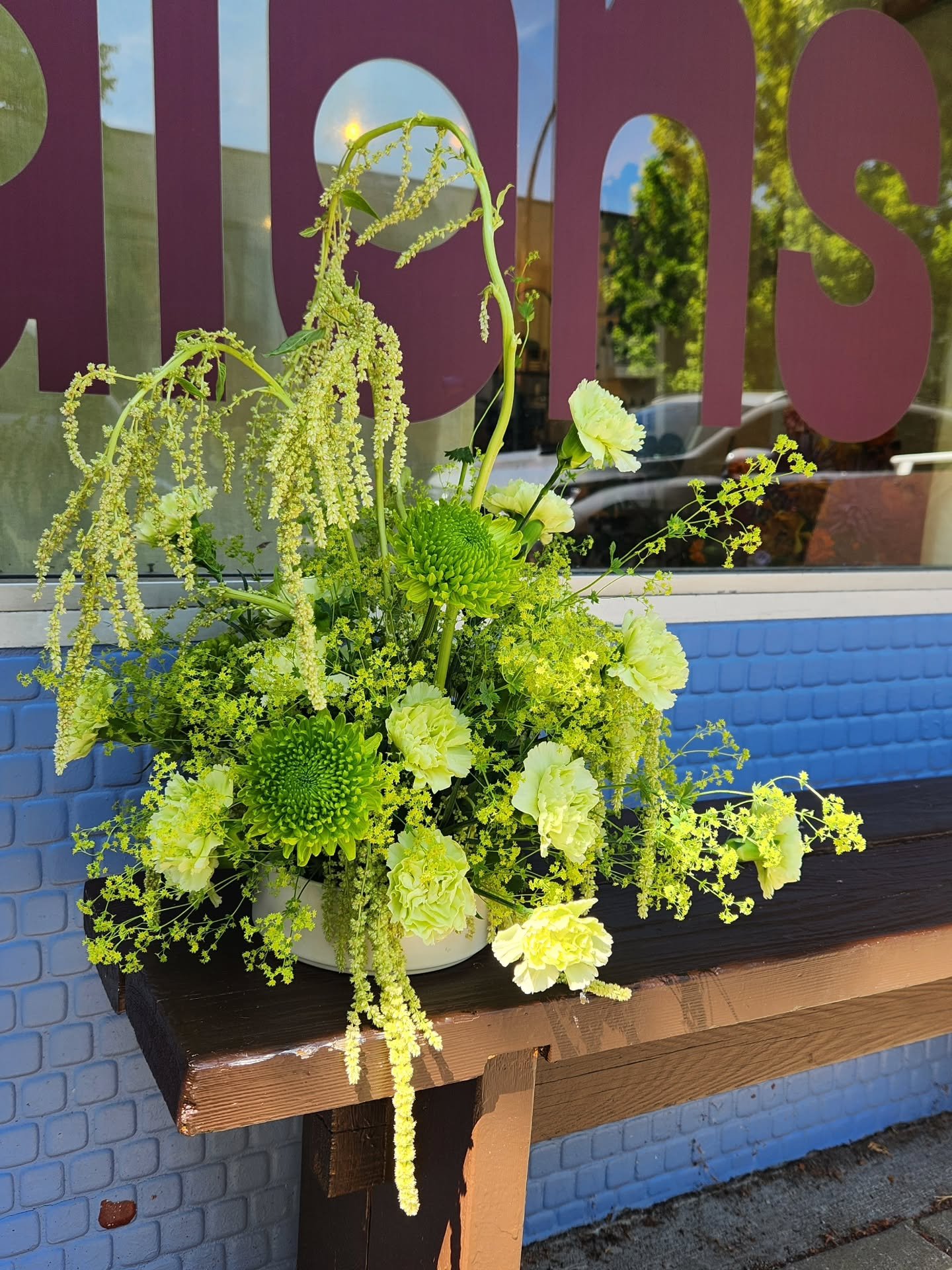 Green monster for @hellosalonsalon this week 🌿

Inspired by @alpharatsnest since she once mentioned that she loves hanging amaranthus. 

#weeklyflowers #flowerdeliveries #freshflowers #playingwithflowers #fineartflowers #greenflowers #vancouverflowe