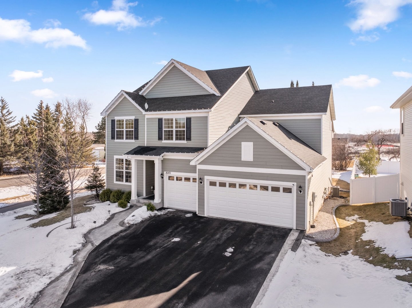 For Sale in MAPLE GROVE

Open &amp; bright layout, dreamy kitchen, finished basement&hellip;this one checks all the boxes!

Why you&rsquo;ll love it:
&bull; Like-new, built in 2019, bright &amp; open floorplan
&bull; Spacious entryway &amp; flex-spac