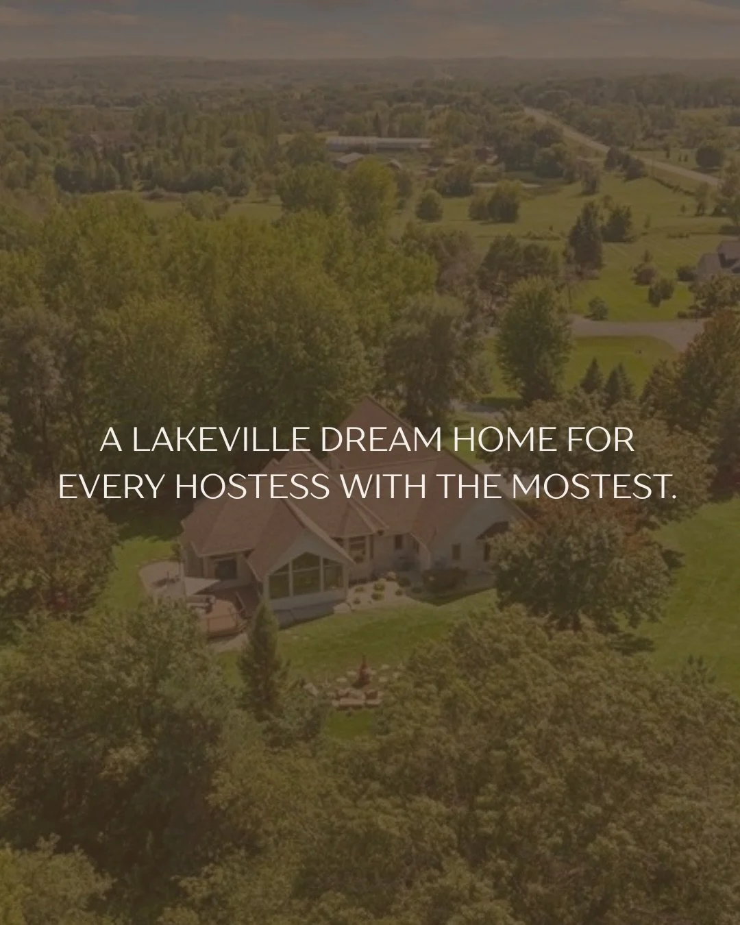 Looking in Lakeville, MN UNDER $1M and dreaming of being the go-to for the holidays, Super Bowl parties, random Tuesday gatherings, and everything in between? You NEED this home&hellip;. Gah the kitchen is just 🤌🏼🤌🏼🤌🏼

Comment &ldquo;Wagon&rdqu