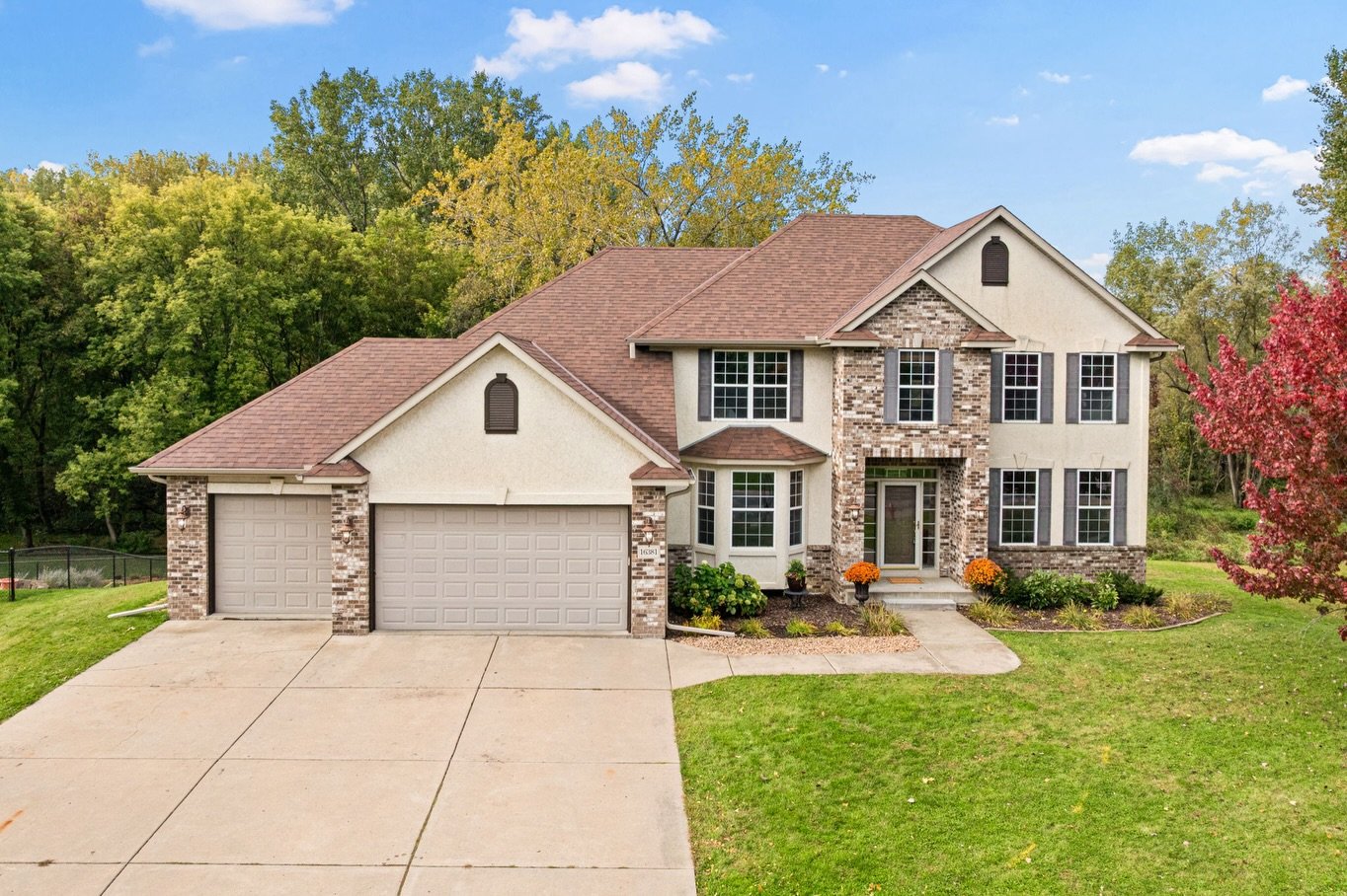 For Sale in LAKEVILLE, MN

4 bed | 3 bath | 3 car | Custom Built 2000 | ISD 196 - Apple Valley/Eagan/Rosemount Schools!

Here&rsquo;s what makes it special:

 - Custom built in 2000 by its original owners
 - Thoughtfully designed main level featuring
