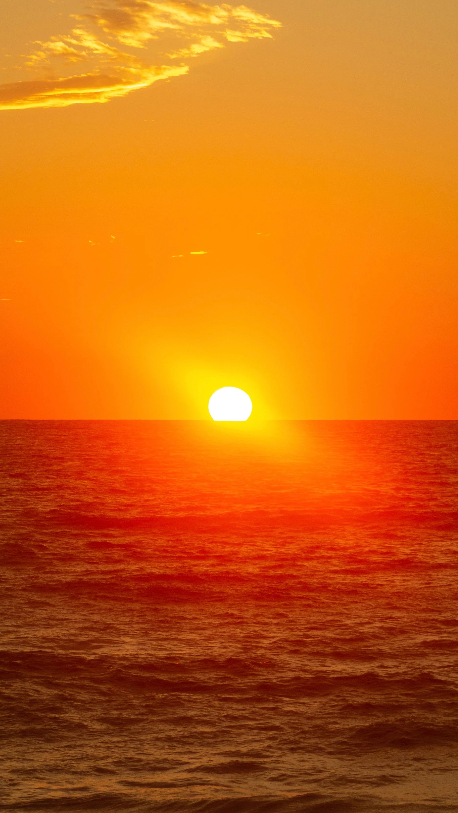 1:10 Hatteras Horizon Hot Sun Flare.jpg