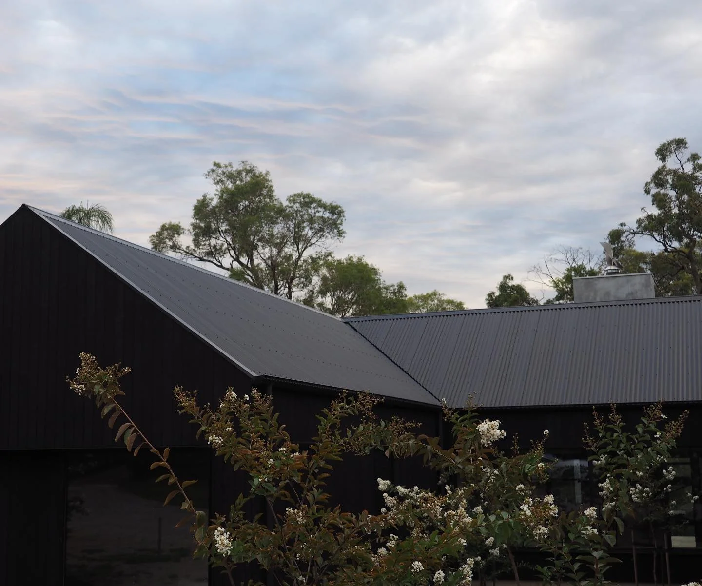 All black everything! Nightsky @colorbondsteel #melbourneroofer #architecture #newbuild