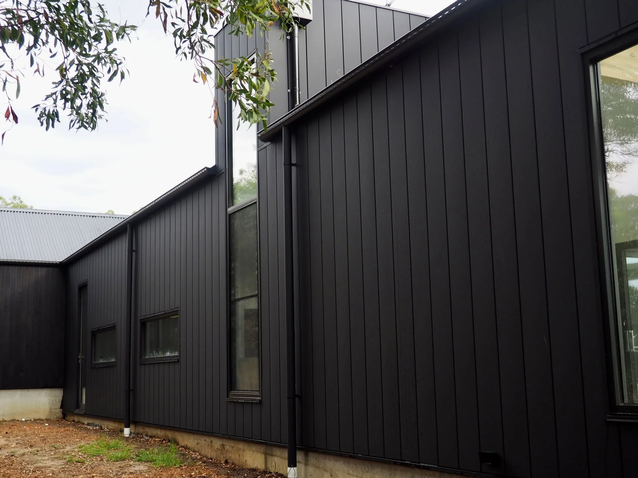 When the details matter, we deliver. @colorbondsteel #CladdingExperts #WallCladding #HighEndConstruction #ModernArchitecture #MelbourneRoofing