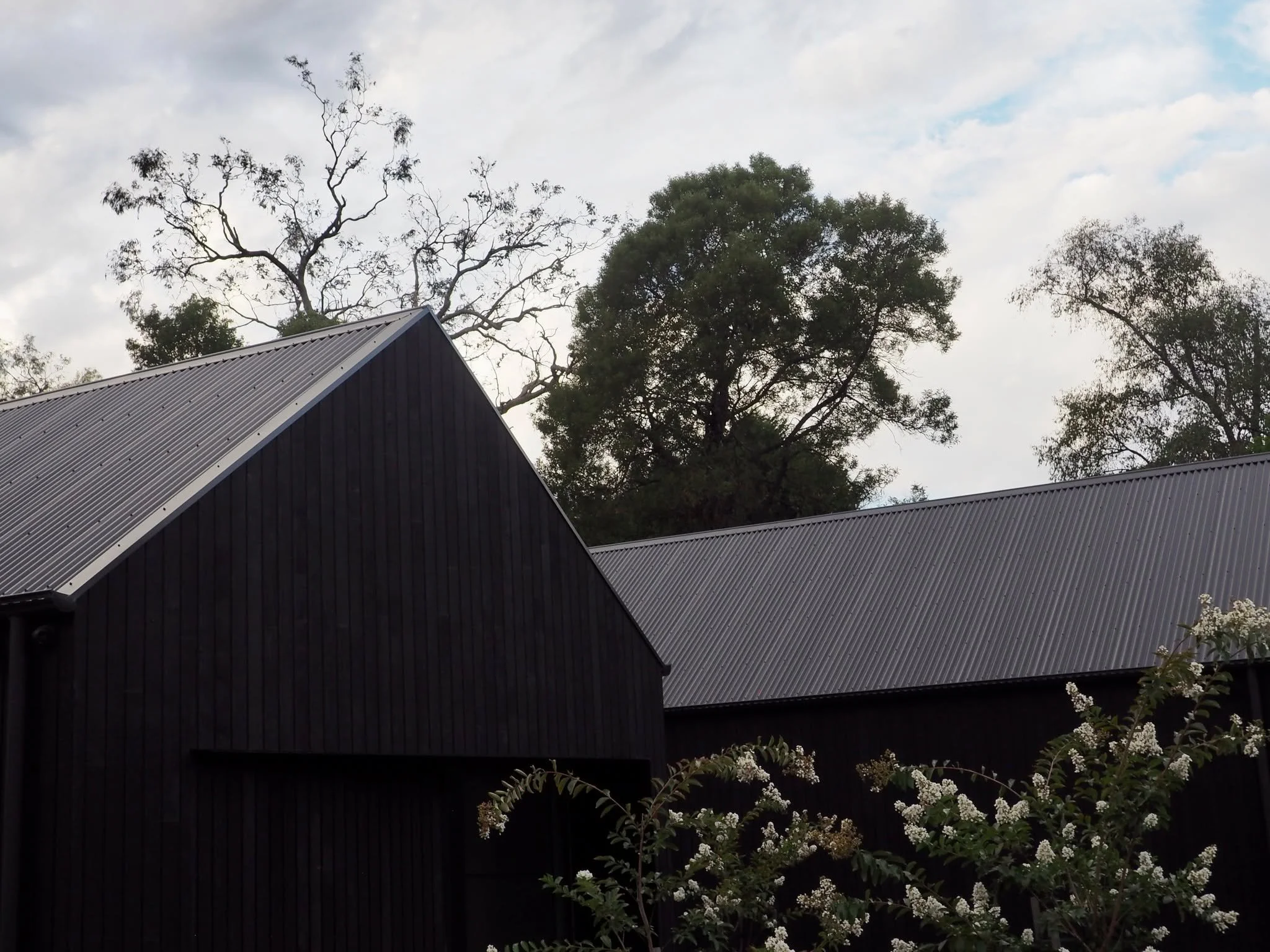 Precision at every pitch. @colorbondsteel #RoofPlumbing #ArchitecturalRoofing #MetalRoofing #LuxuryHomes