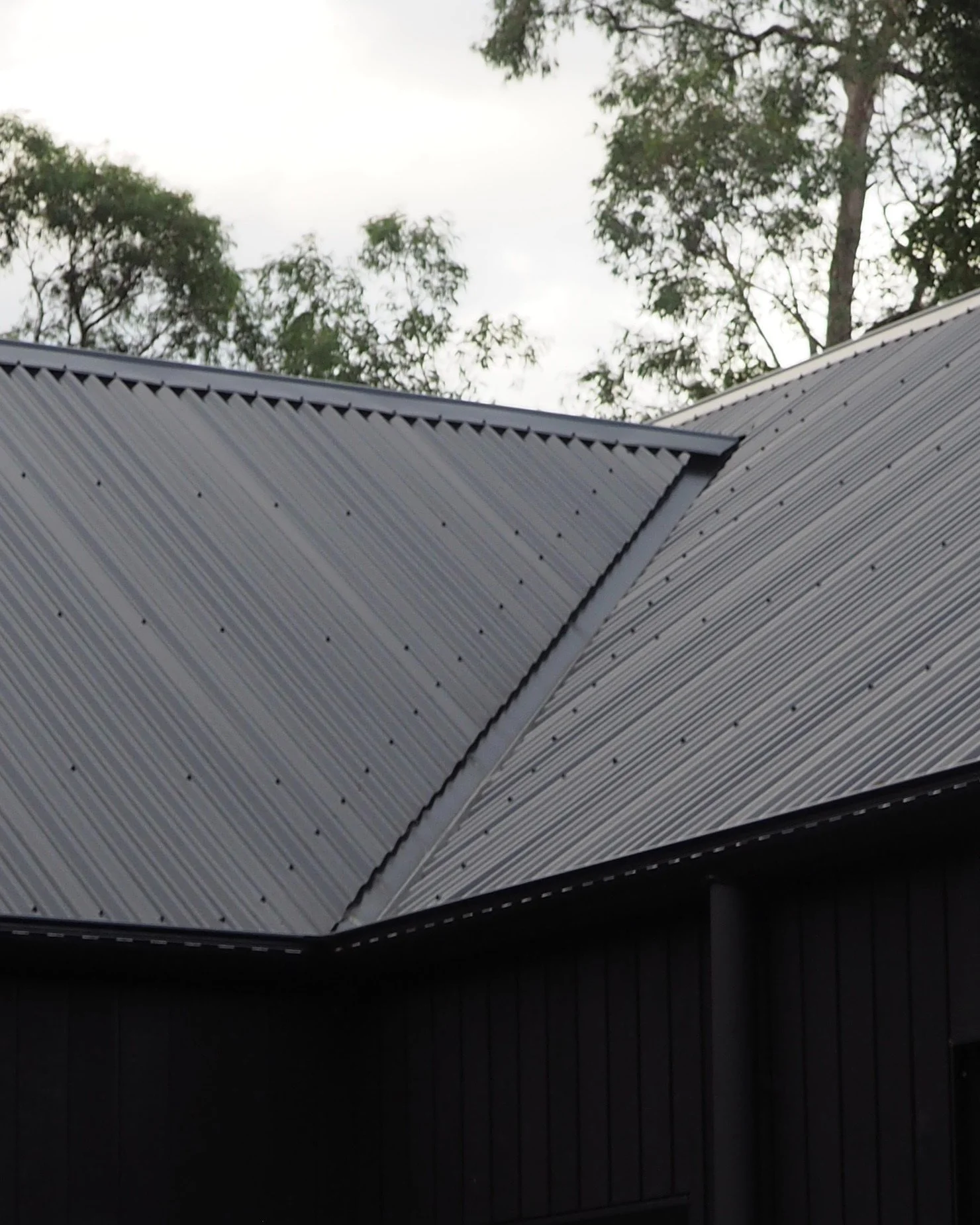 Metal never looked this sleek. @colorbondsteel #CustomRoofing #FlashingsDoneRight #MetalRoofing #NewBuild #LuxuryHomesAustralia