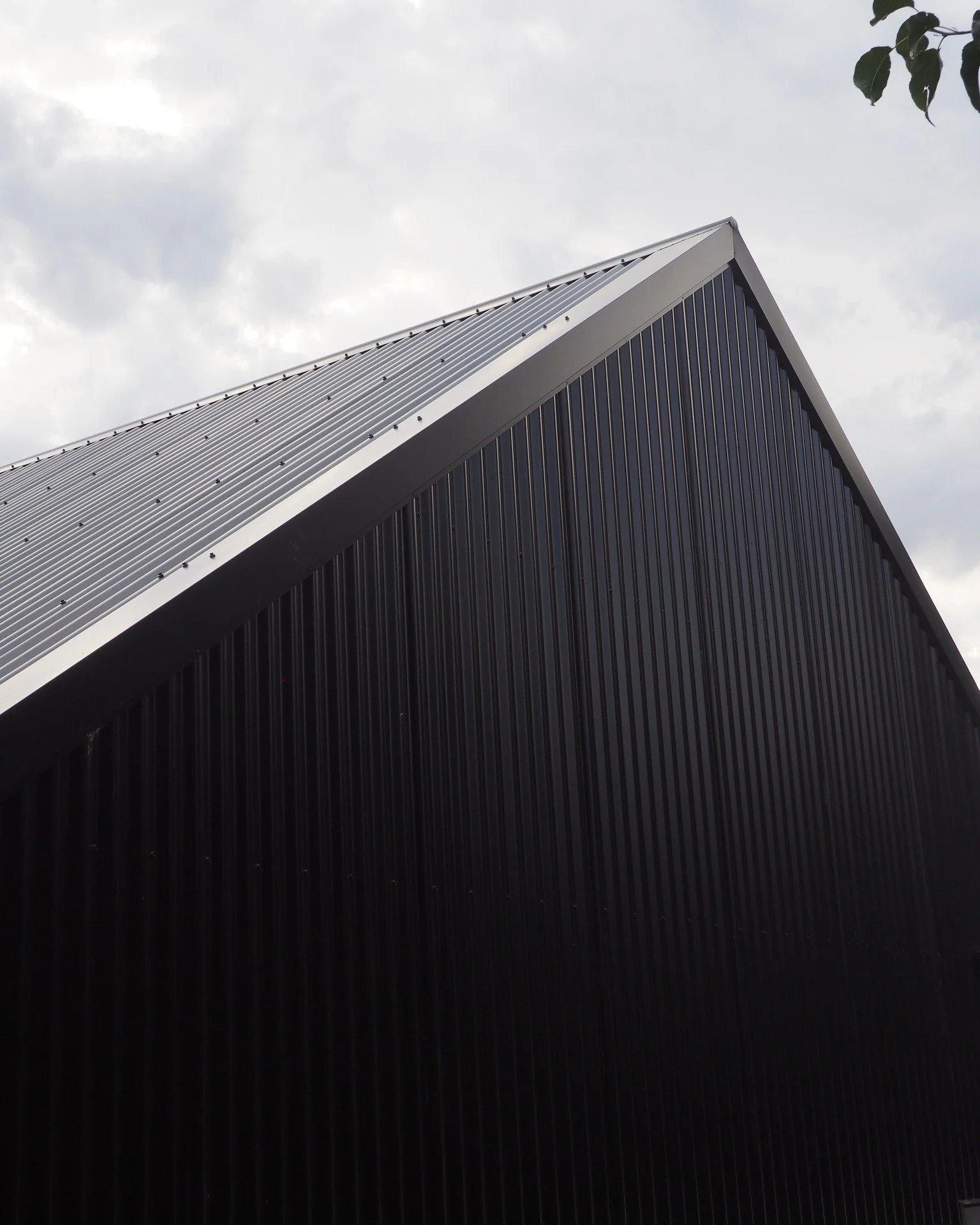 Every project is a partnership. @colorbondsteel #ArchitecturalDetails #HighEndConstruction #PremiumFinishes #TradesOfInstagram #MelbourneRoofing