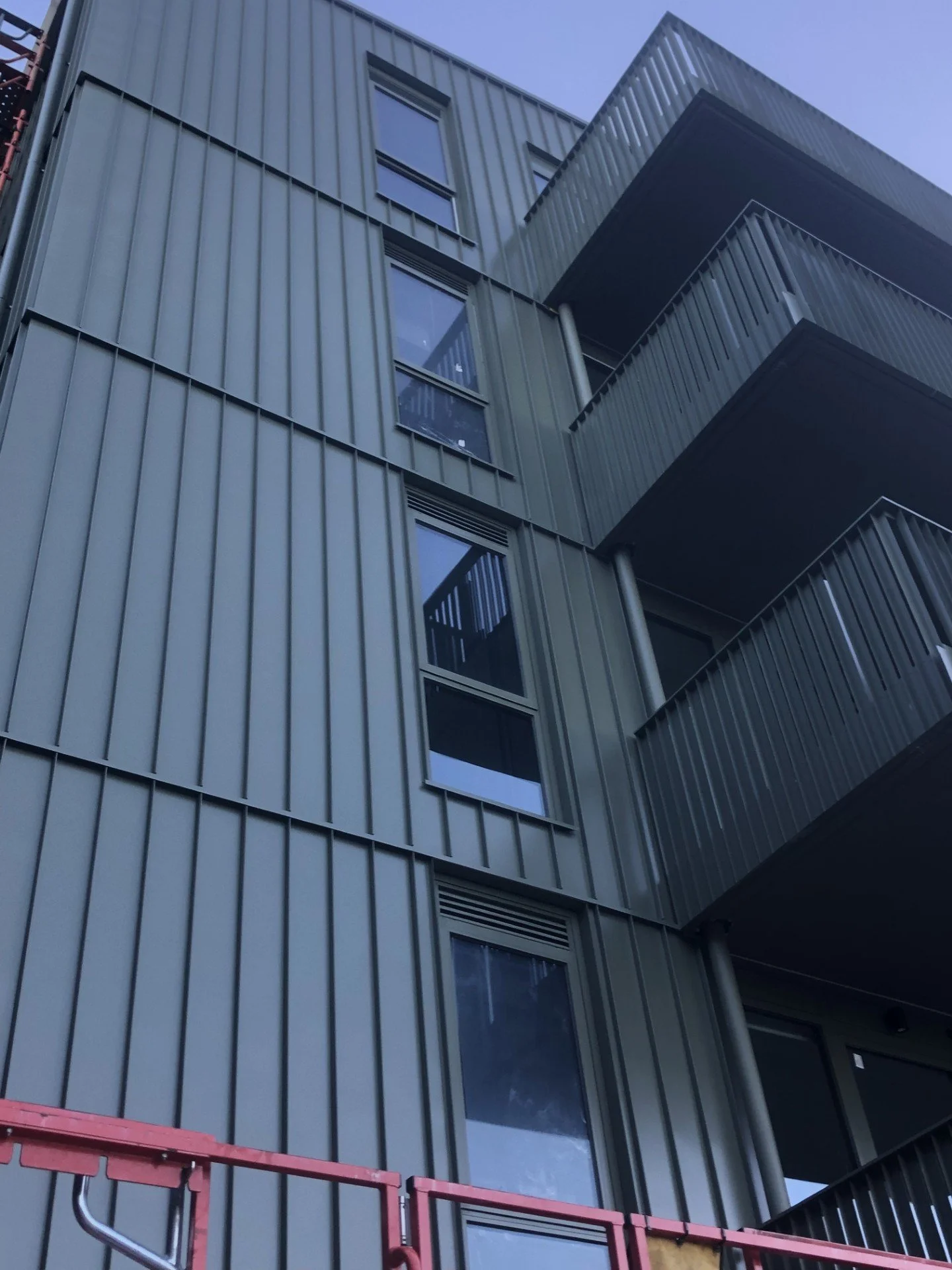 Metal cladding, metal snaplock cladding, metal interlock cladding. custom feature wall, new apartments. Roof plumber.