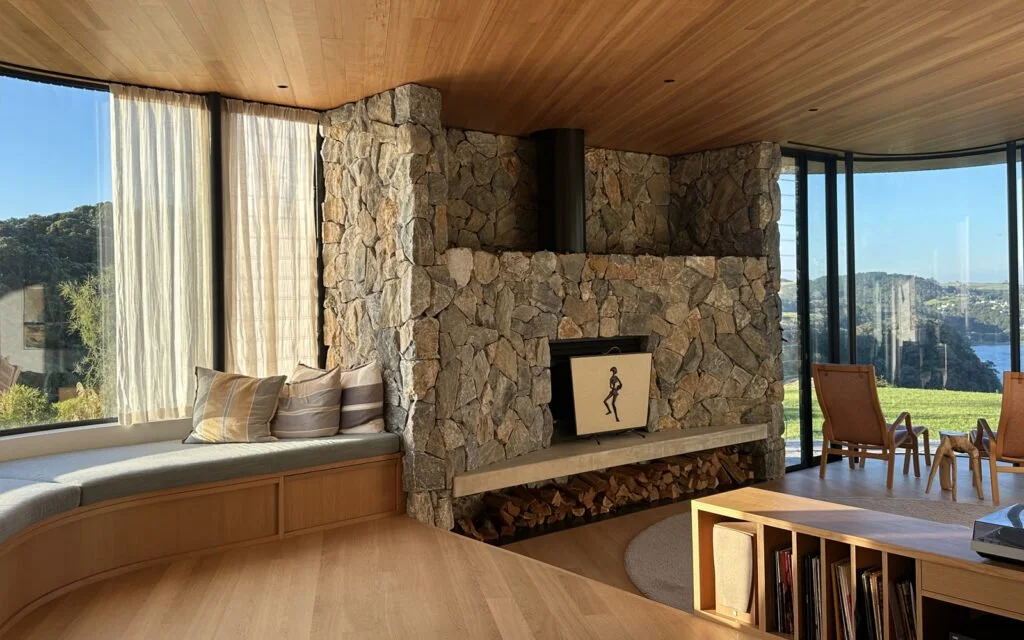Curved internal bench seat at Ti Point House, a Lindesay / Construction Crosson Architects / Rochford Landscapes project where Swift Roofing installed RT7 Roof in ColorCote Horoeka coloured MagnaFlow from Roofing Industries. Photo Crosson Architects