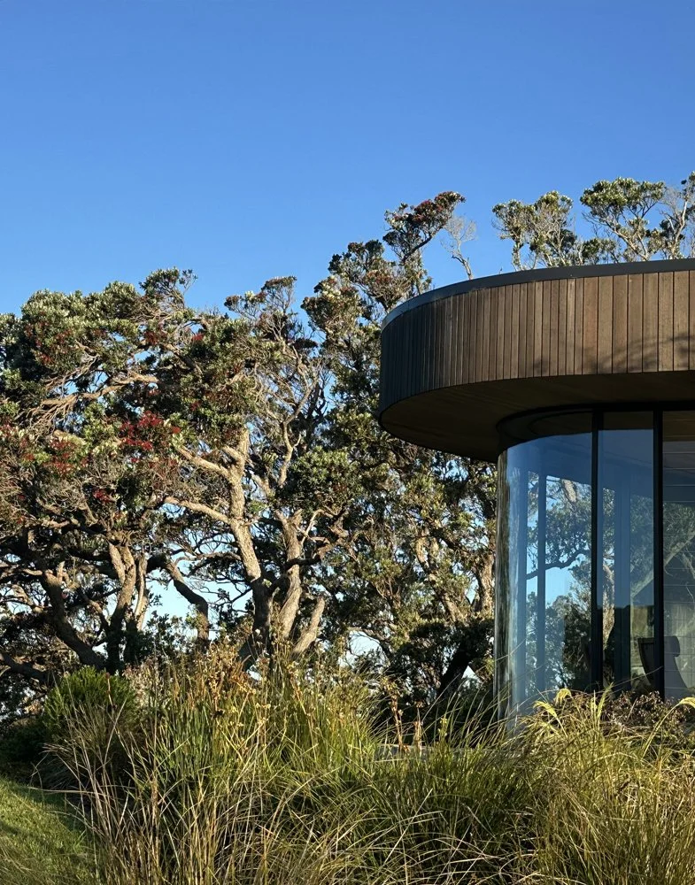Curved parapet capping on Ti Point House, a Lindesay / Construction Crosson Architects / Rochford Landscapes project where Swift Roofing installed RT7 Roof in ColorCote Horoeka coloured MagnaFlow from Roofing Industries. Photo Crosson Architects