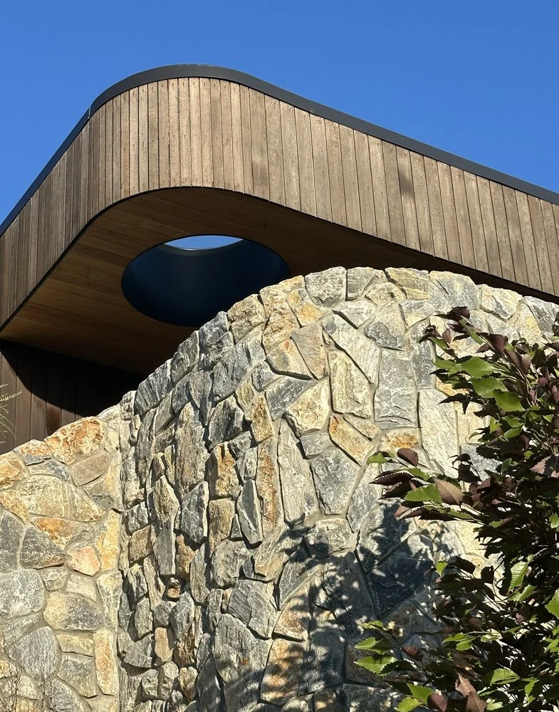 Curved parapet capping around roof of Ti Point House, a Lindesay / Construction Crosson Architects / Rochford Landscapes project where Swift Roofing installed RT7 Roof in ColorCote Horoeka coloured MagnaFlow from Roofing Industries. Photo Crosson Arc