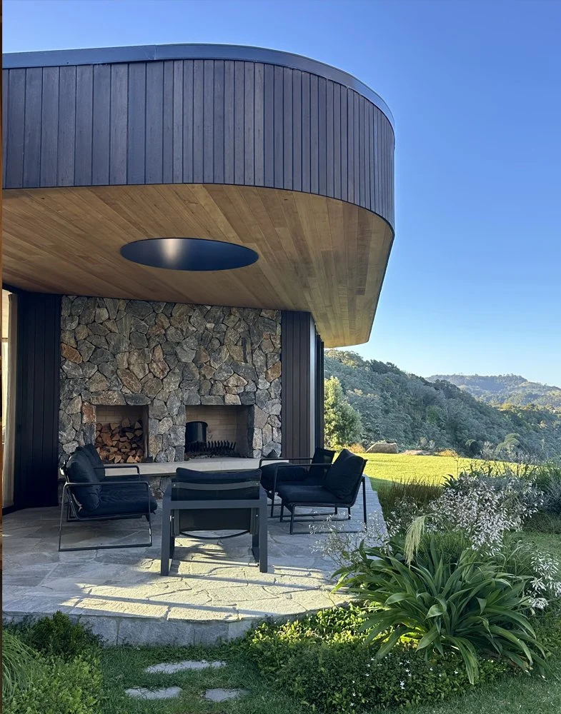 Mixed stonework, cladding, curved parapet capping at Ti Point House, a Lindesay / Construction Crosson Architects / Rochford Landscapes project where Swift Roofing installed RT7 Roof in ColorCote Horoeka coloured MagnaFlow from Roofing Industries. Ph