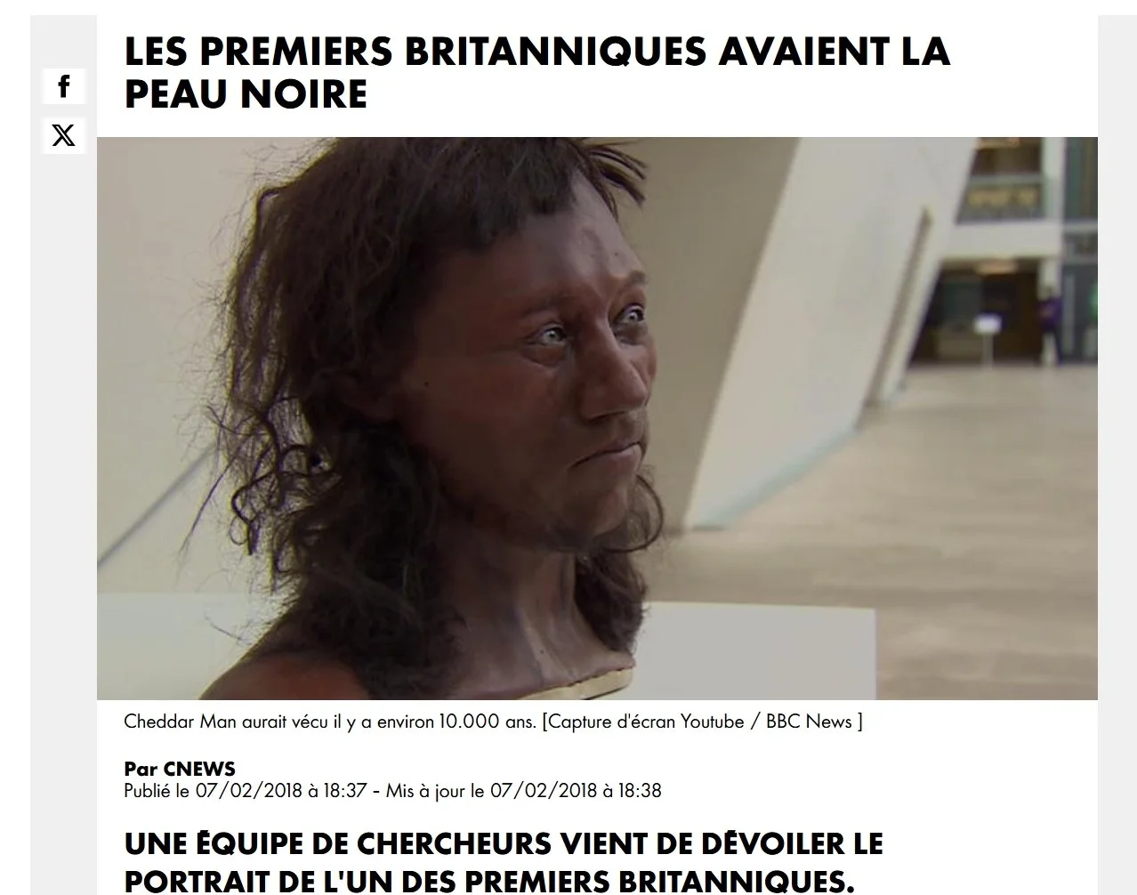 Une sculpture représentant un homme à la peau noire, avec des cheveux frisés, exposée dans un musée. Titre en français : "Les premiers britanniques avaient la peau noire".