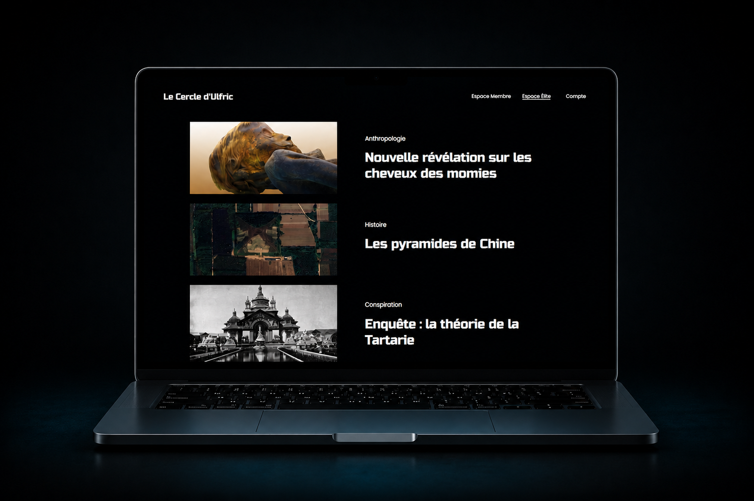 Un ordinateur portable affichant une page web sombre avec trois sections d'articles : un avec une sculpture en forme de tête pour une nouvelle révélation sur les cheveux des momies, un autre avec une image de pyramides pour un article historique, et le dernier avec une image de bâtiments pour une enquête sur la théorie de la Tartarie.