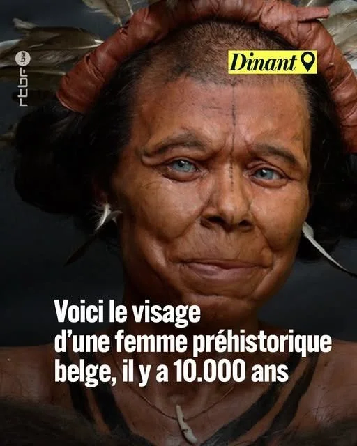 Portrait d'une femme préhistorique belge avec des traits faciaux anciens, portant des accessoires traditionnels, dans un contexte documentaire.