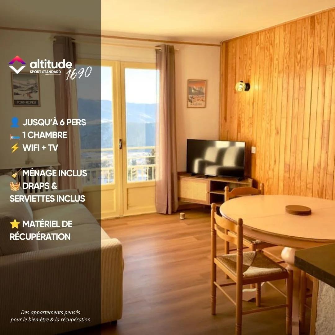 Intérieur d'une chambre avec vue sur les montagnes, un téléviseur, un sofa, une table ronde en bois, et un balcon. Texte promotionnel pour un hébergement pouvant accueillir jusqu'à 6 personnes, avec une chambre, la télévision, le Wi-Fi, et une lave-linge.