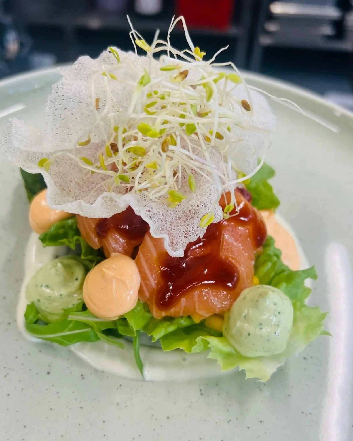 Sashimi av backloin laks med rischips 