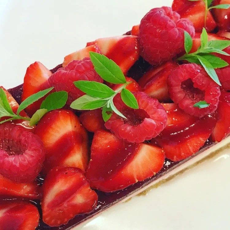 Vår egen ostekake med bær i sesong 