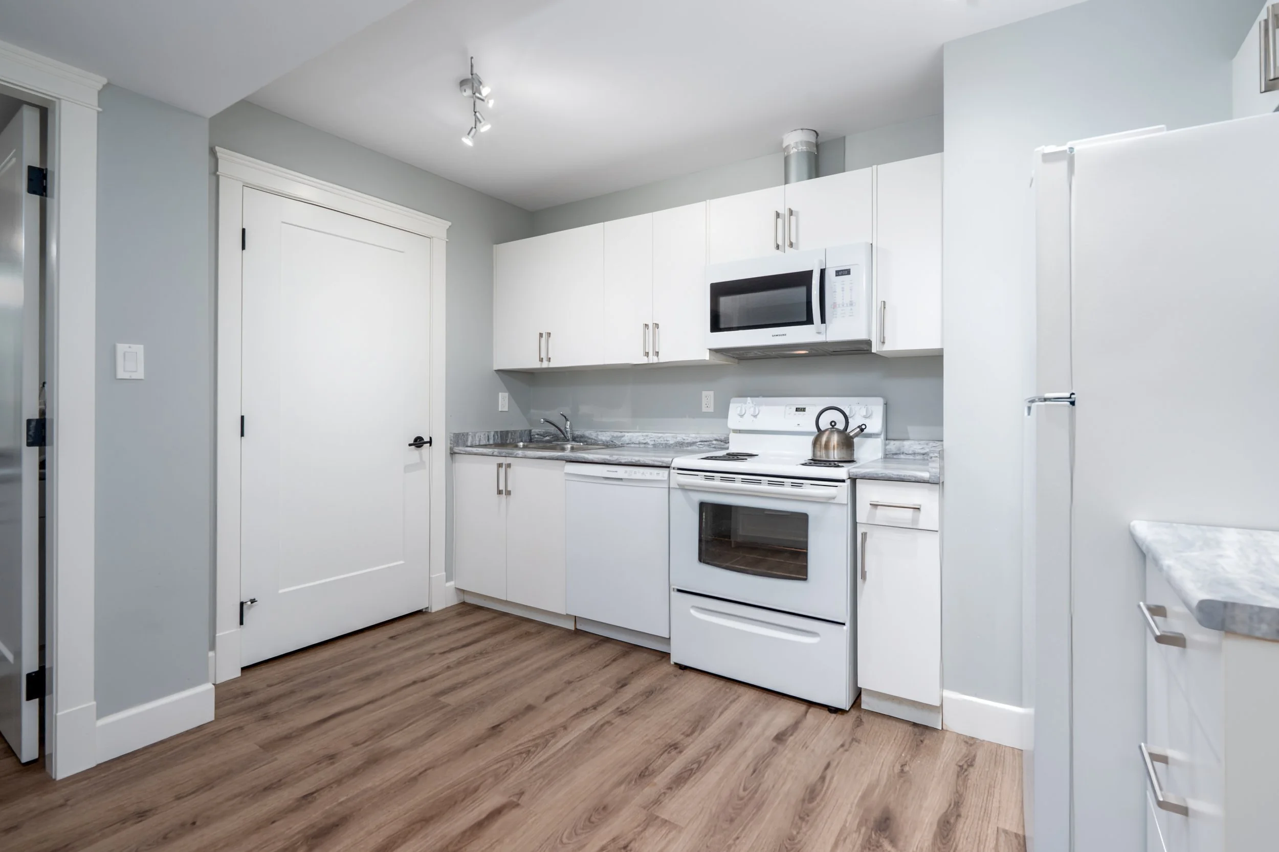 Suite - Kitchen & Dining 1.jpg