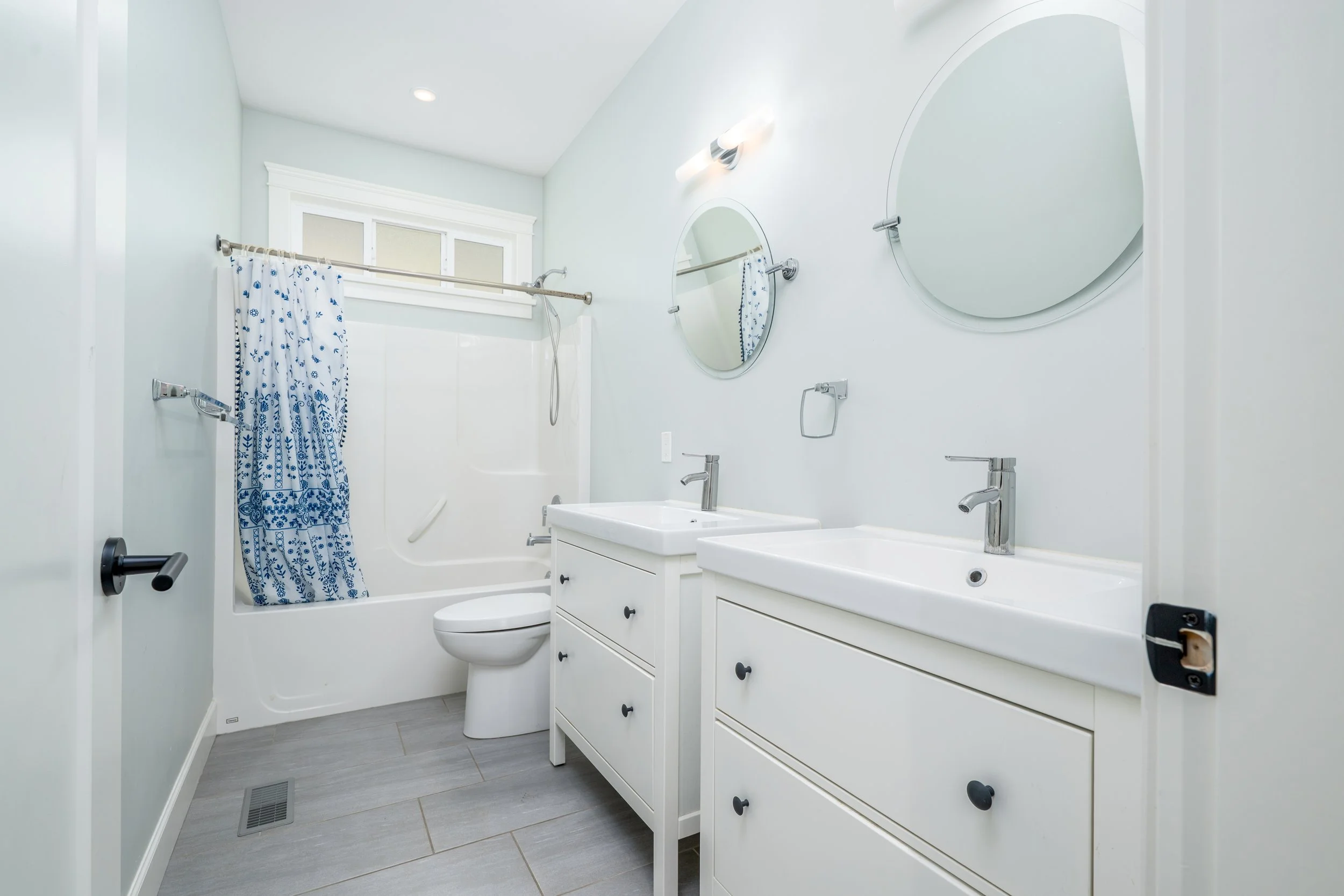 Upper 5 PC Bath 1.jpg