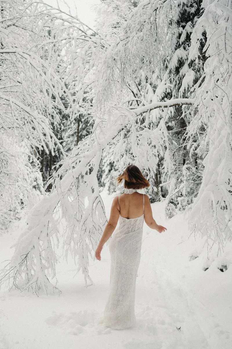 Brautkleid_Brautshooting_Shooting_im_Schnee_Winterhochzeit_Brautatelier_Herzlichkeit_Paulina_Ritter_Fotografie_169.jpg