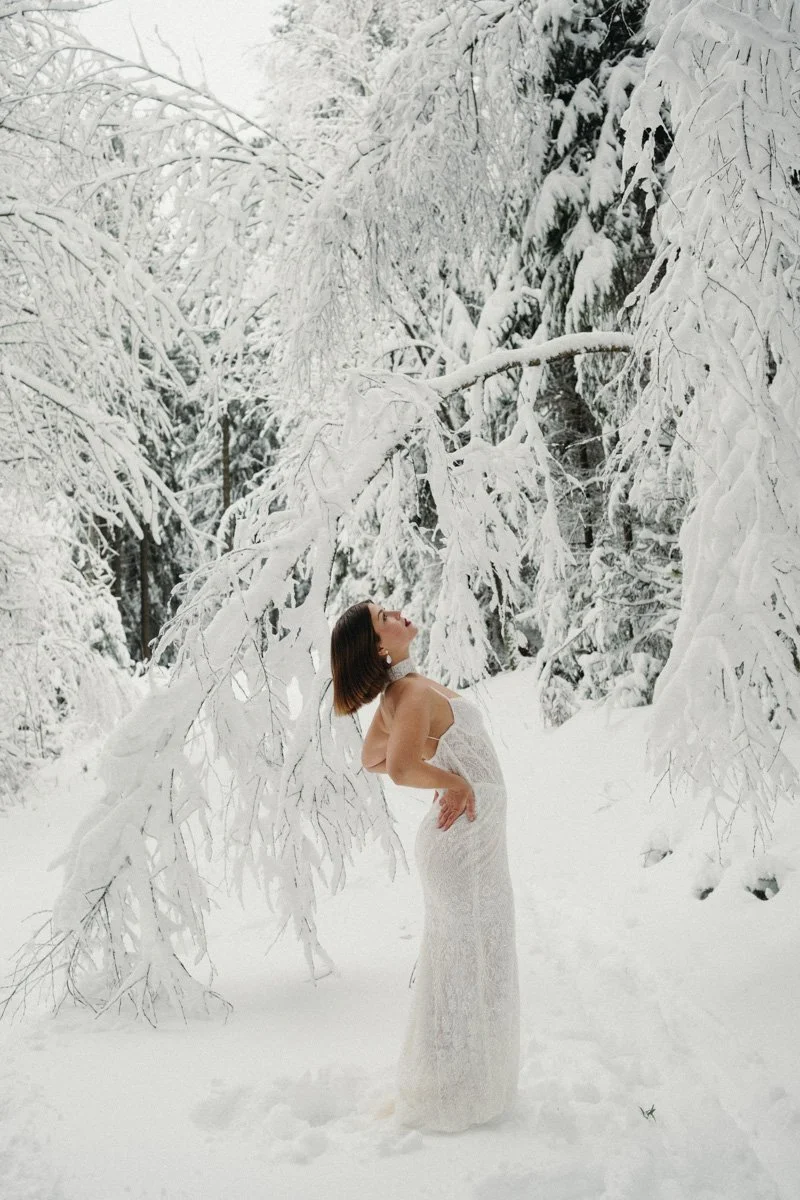 Brautkleid_Brautshooting_Shooting_im_Schnee_Winterhochzeit_Brautatelier_Herzlichkeit_Paulina_Ritter_Fotografie_163.jpg