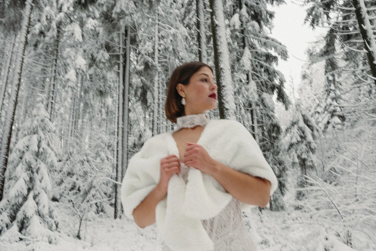 Brautkleid_Brautshooting_Shooting_im_Schnee_Winterhochzeit_Brautatelier_Herzlichkeit_Paulina_Ritter_Fotografie_122.jpg