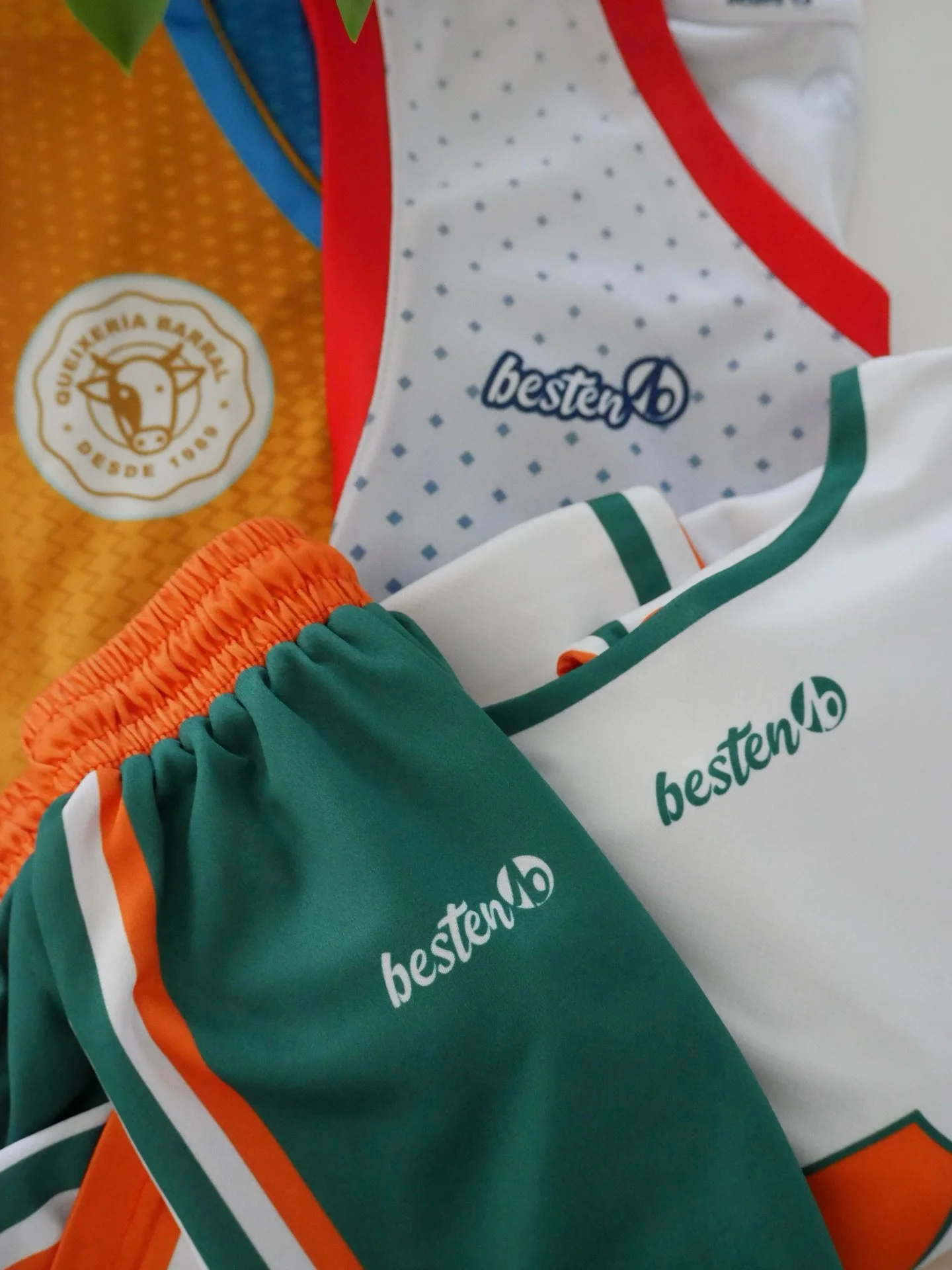 Si has estado en el Campus AC33&hellip; seguro que recuerdas tu camiseta.

Detr&aacute;s de cada una de ellas est&aacute; @besten10sport , que un a&ntilde;o m&aacute;s vuelve a formar parte del proyecto 🏀

Gracias por ayudarnos a crear recuerdos que