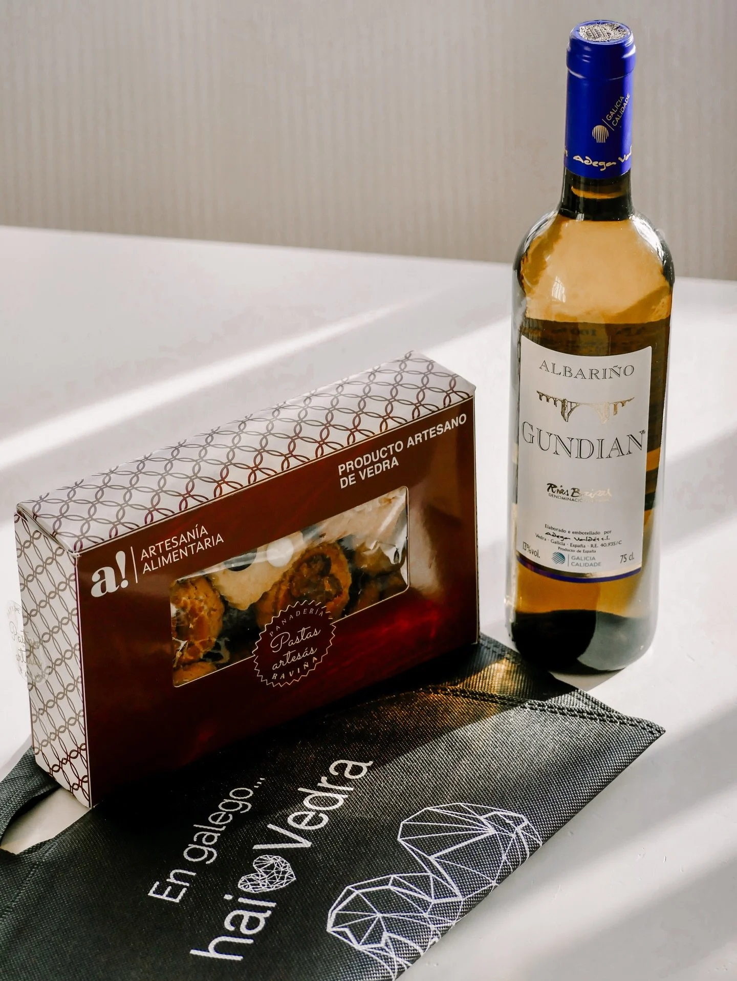 Detalles que hablan del lugar.

En la presentaci&oacute;n del Campus AC33 en Vedra nos llevamos un pedacito de su tierra&hellip; y de su gente 💙

Gracias al Concello de Vedra por la acogida y por este detalle promocional con productos de Ravi&ntilde