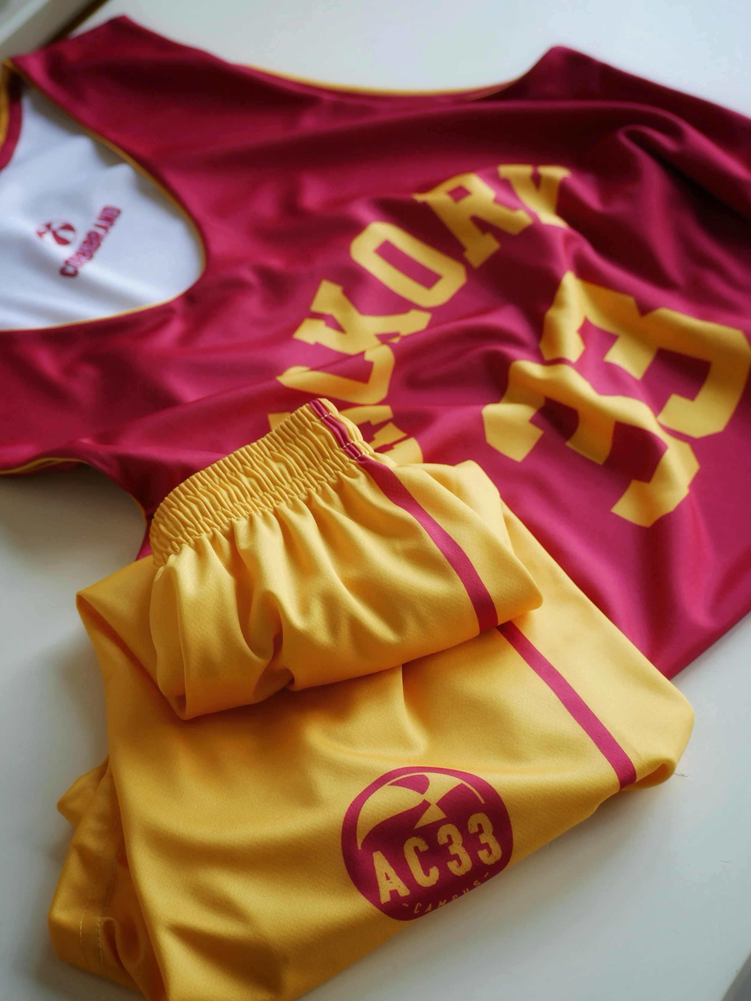 🔛 Empiezan a llegar las primeras prendas&hellip; y eso solo puede significar una cosa: el Campus AC33 est&aacute; cada vez m&aacute;s cerca 🏀

Os presentamos la equipaci&oacute;n de esta edici&oacute;n, un dise&ntilde;o que acompa&ntilde;ar&aacute;