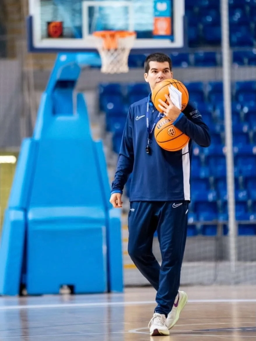 Hay personas que hacen que el Campus AC33 sea lo que es.

Por eso, nos hace especial ilusi&oacute;n anunciar que &Aacute;lvaro Fern&aacute;ndez Valero seguir&aacute; formando parte de nuestro equipo una edici&oacute;n m&aacute;s 🏀

Su compromiso, pr