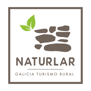 Logotipo de Naturlar, que muestra piedras apiladas con dos hojas verdes y texto en español 'Naturlar Galicia Turismo Rural'