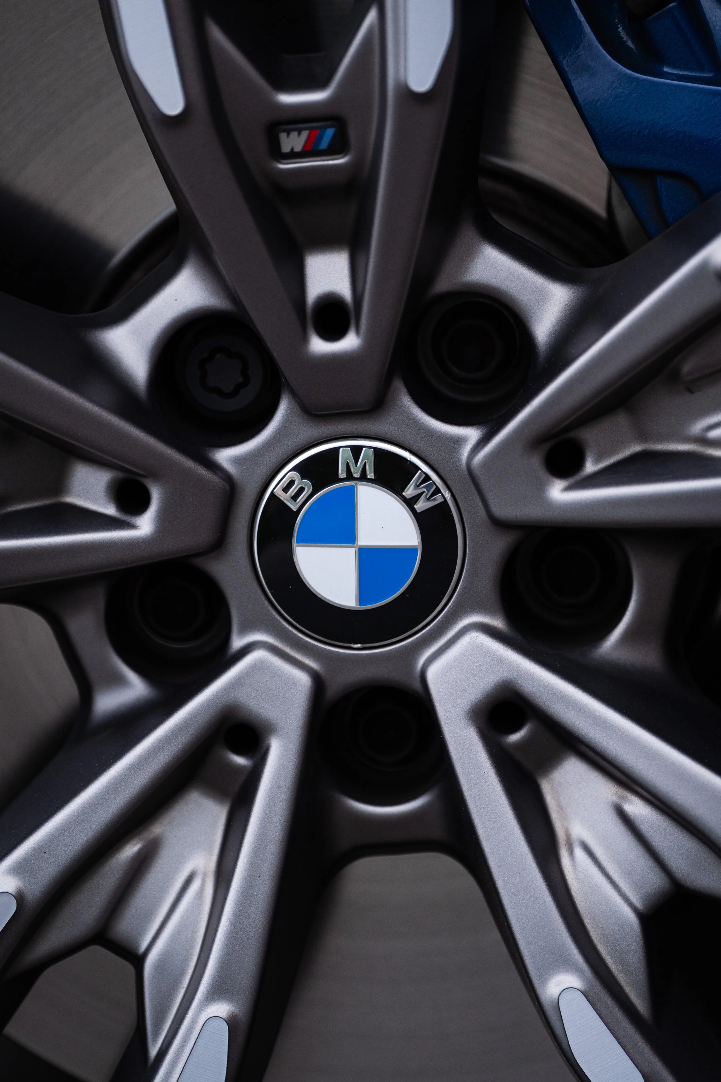 Nahaufnahme eines BMW-Felgen mit dem BMW-Logo in der Mitte.