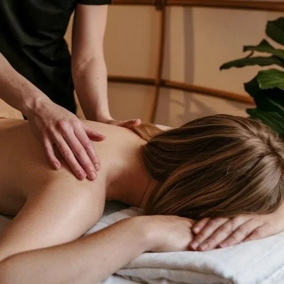 Massage en Entreprise ou en Séjour – Ressourcement sur votre Lieu de Travail ou Vacances | Chloée Nicolas – Offrez une pause bien-être à votre équipe ou à vos invités en Airbnb, pour un ressourcement optimal et une ambiance apaisée.
