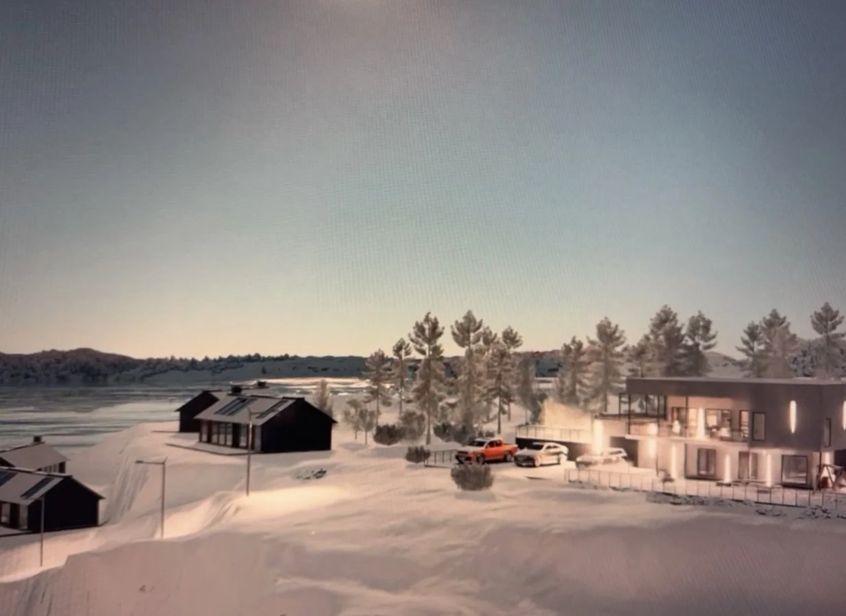 Snødekte hus og rekkehus med biler parkert foran, vinterlandskap med snø på trær og bakken under en klar kveldshimmel.