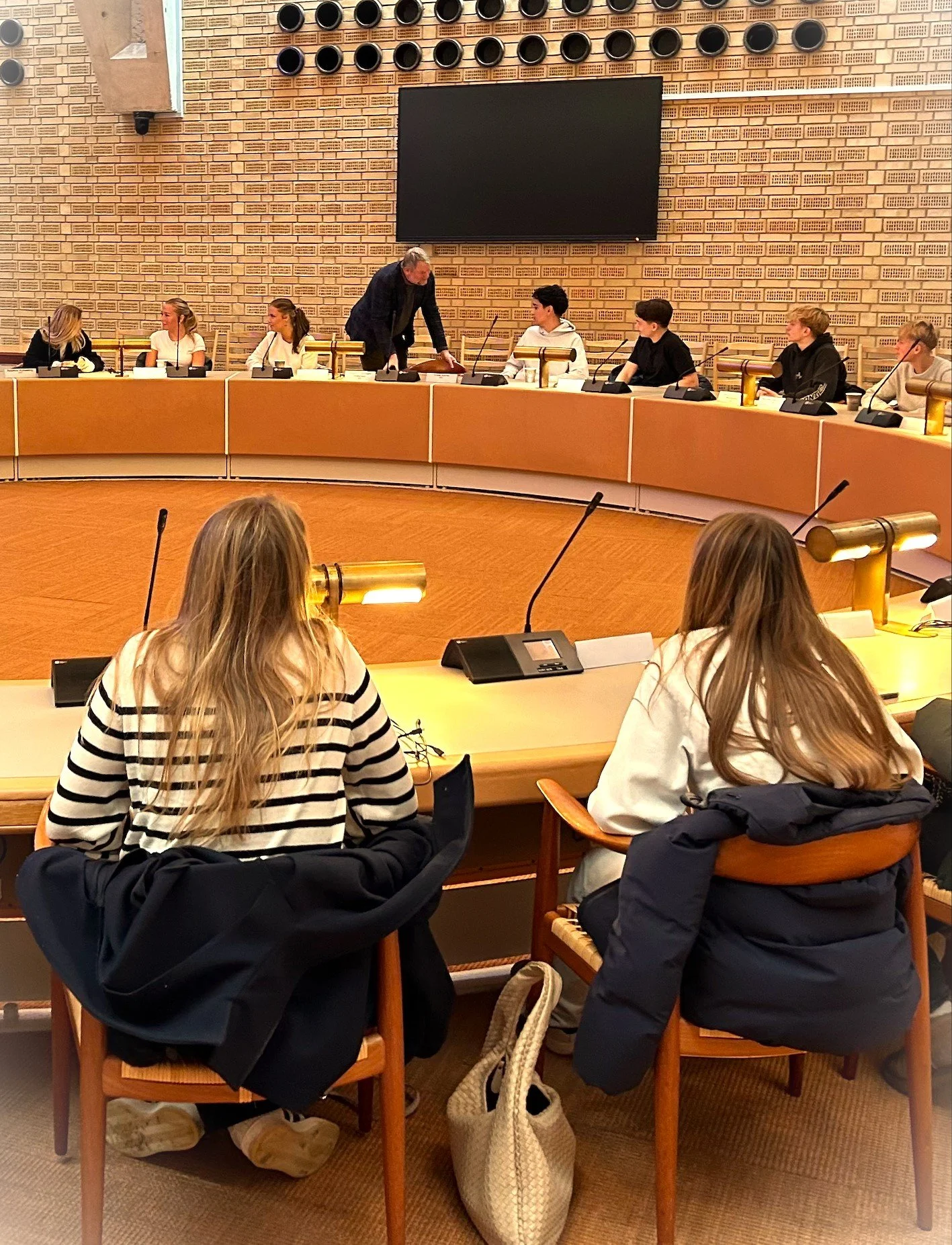 10. klasses elever er på besøg i byrådssalen i Roskilde
