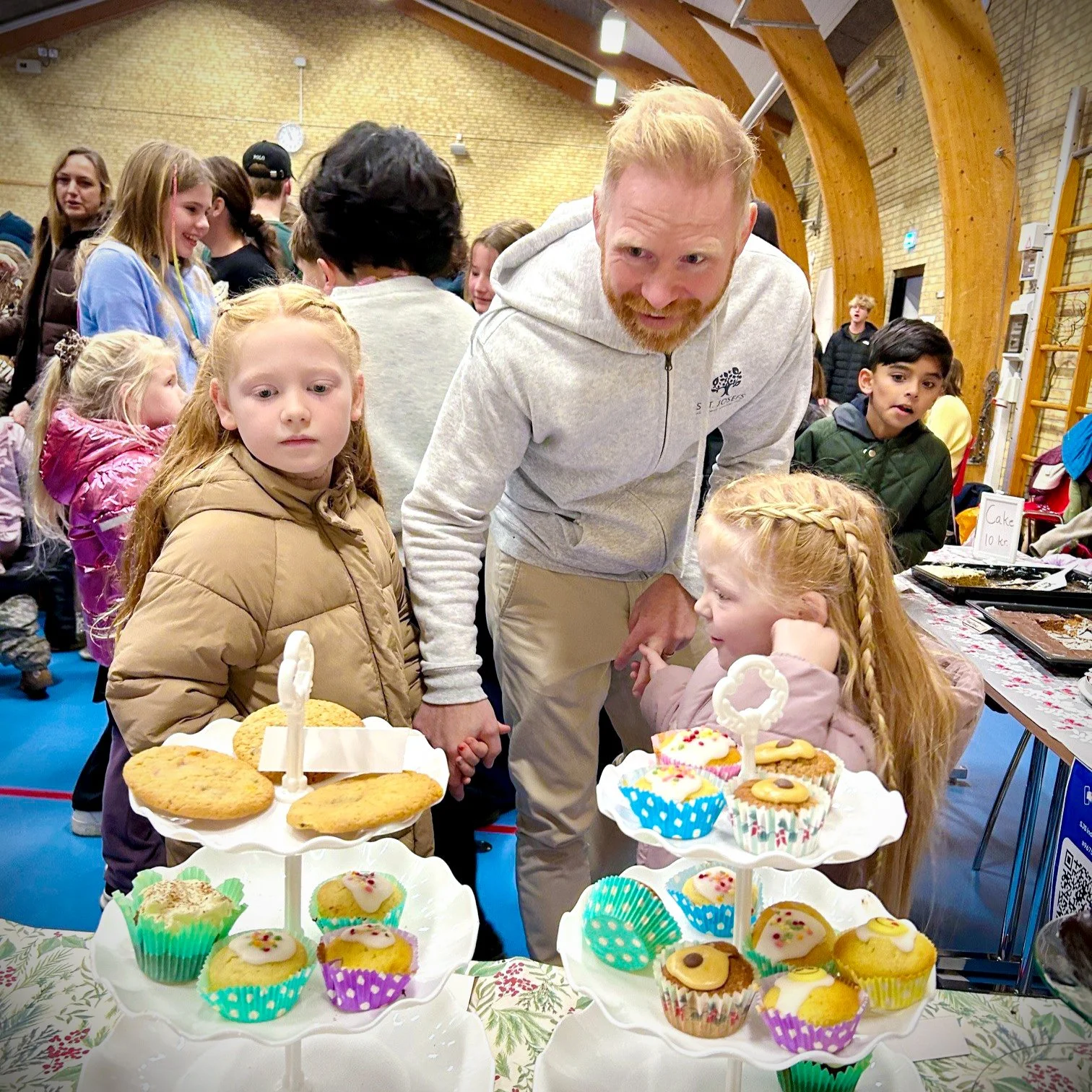 Familien kigger på boder til velgørenhedsdag på Skt. Josefs Skole