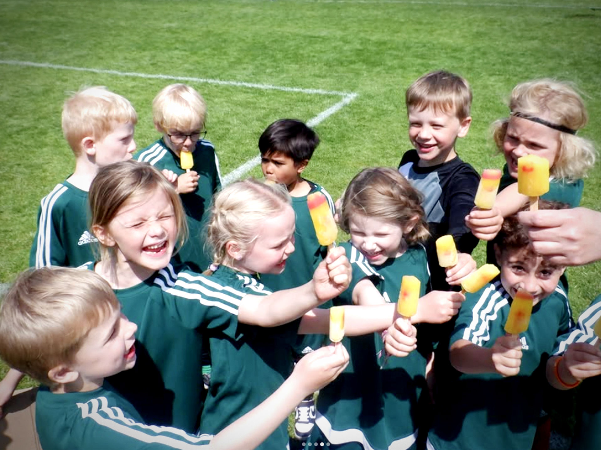SFO fodboldholdet fra Skt. Josefs Skole spiser is