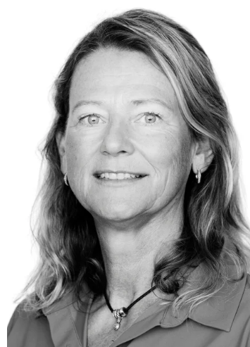 Sort-hvid portrætfoto af en kvinde med skulderlangt hår, iført tøj og smykker.