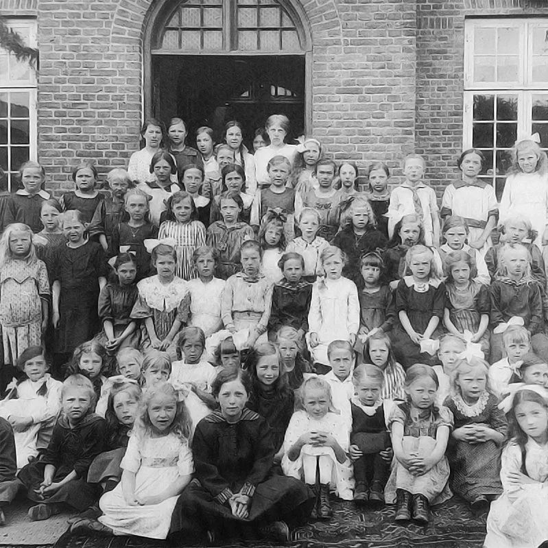 Historisk foto af elever foran Skt. Josefs Skole Roskilde