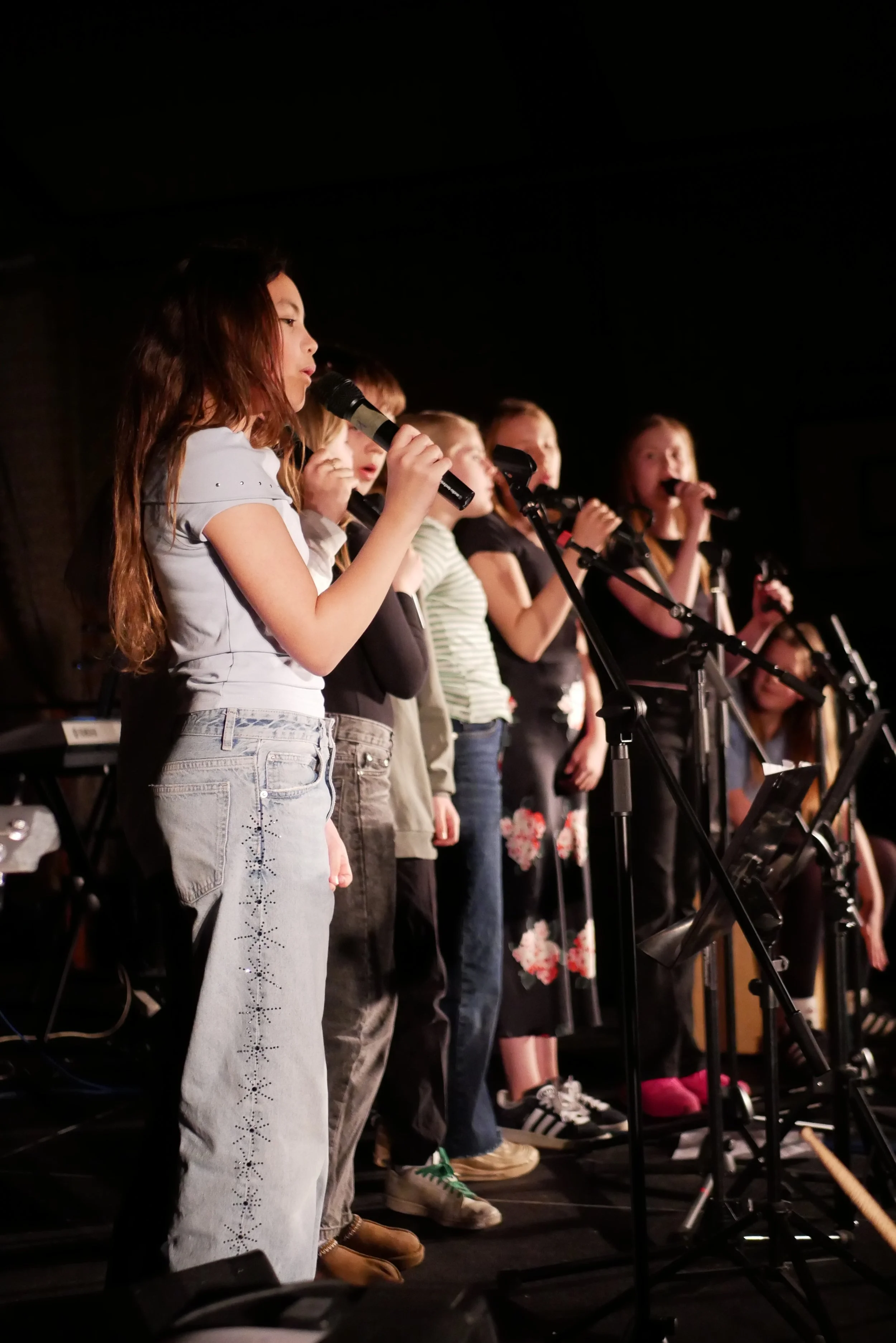Fire elever fra 5. klasse synger forårskoncert på Skt. Josefs Skole