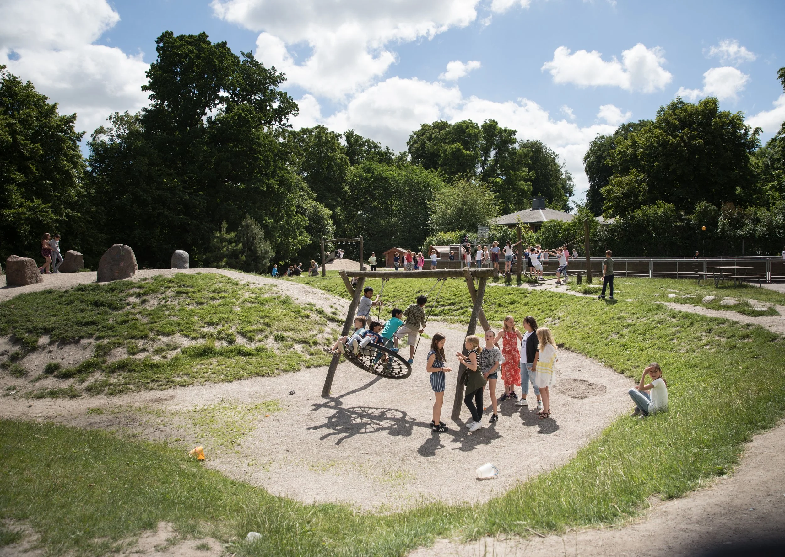 Børn der leger på legepladsen på Skt. Josefs Skole Roskilde