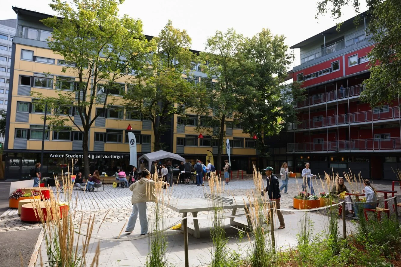 For en fin avslutning p&aring; innflyttingen! 💚

I g&aring;r &oslash;nsket vi v&aring;re siste nye studenter velkommen til Anker &ndash; og inviterte samtidig alle beboere til grilling og god stemning p&aring; Studenttorget. Takk til alle som tok tu