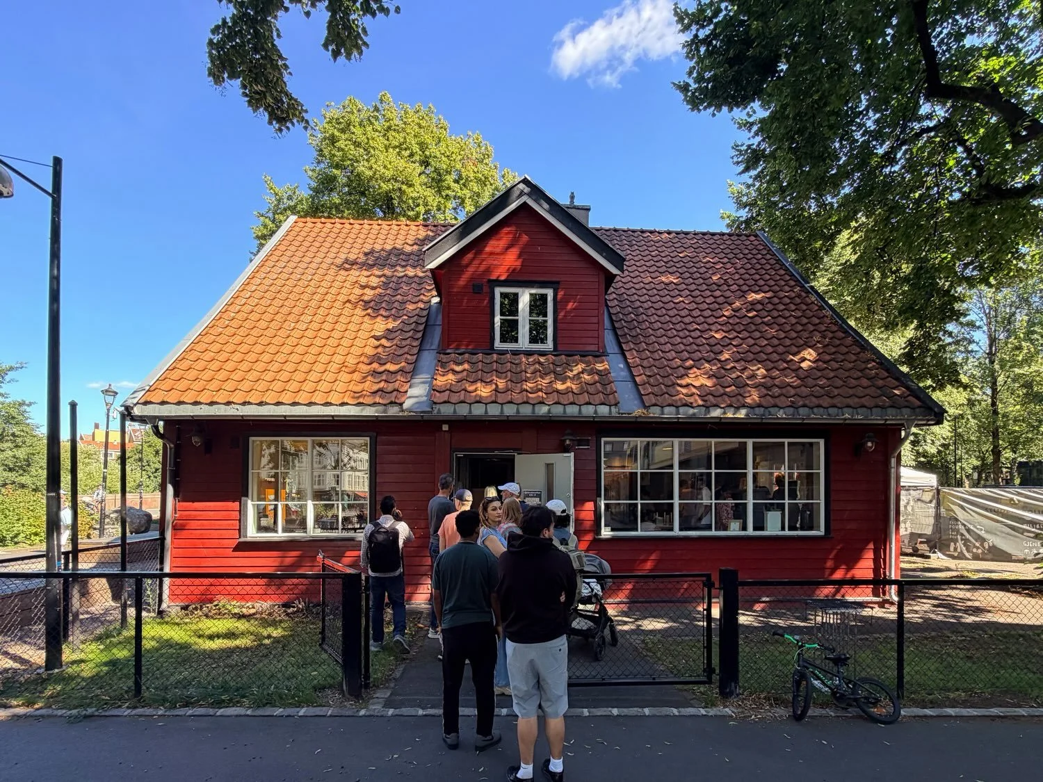 Gjenbruksmarked 2026♻️ 
Takk til alle studenter som leverte inn fine ting til nytte for de mange nye som flyttet inn 3.august p&aring; Anker Studentbolig🫶🏼
I &aring;r ble det r&oslash;de huset p&aring; Ankerl&oslash;kka fylt med alt fra stoler, bor